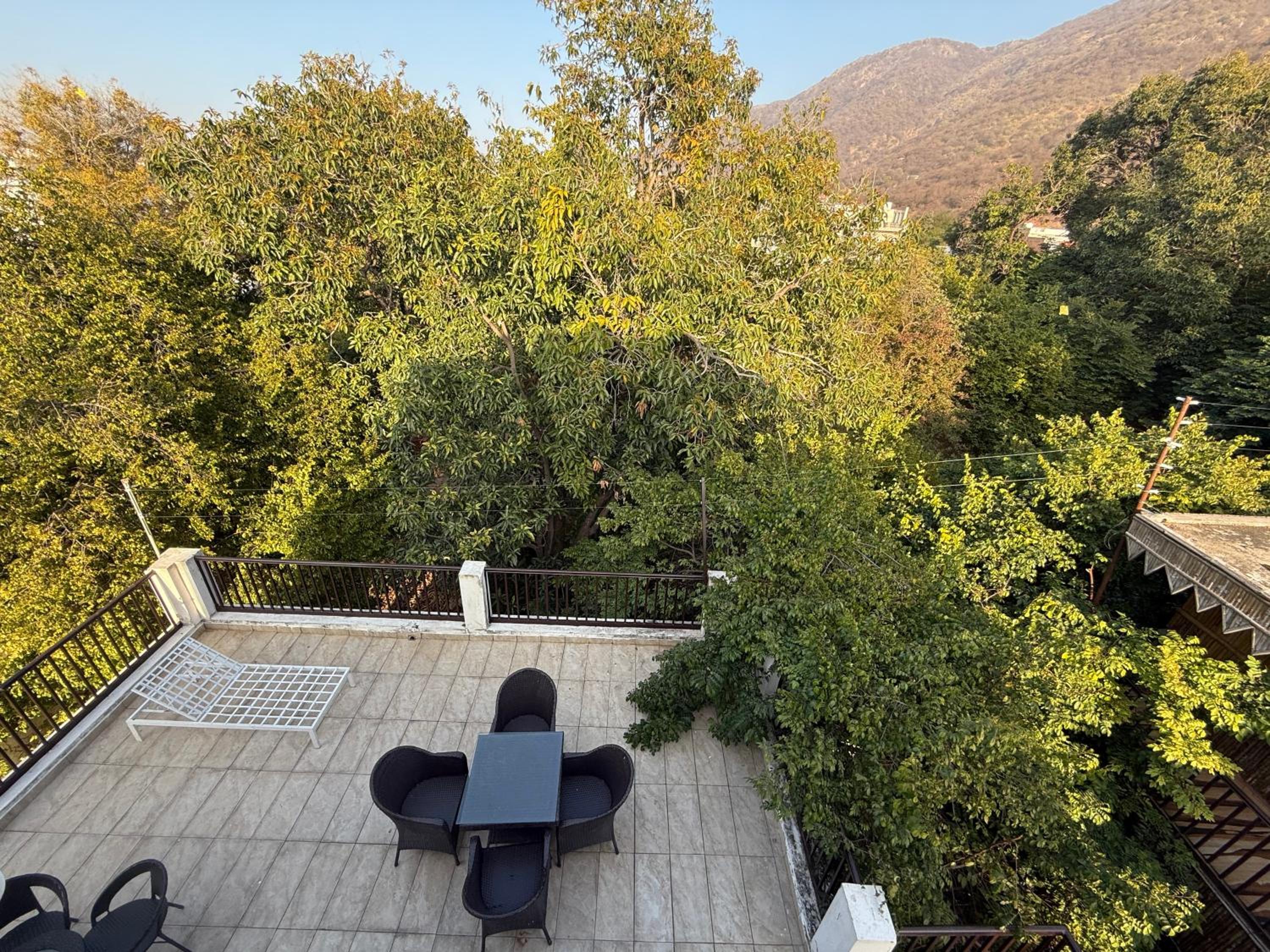 Deluxe One-Bedroom Apartment with Garden View - Photo 8