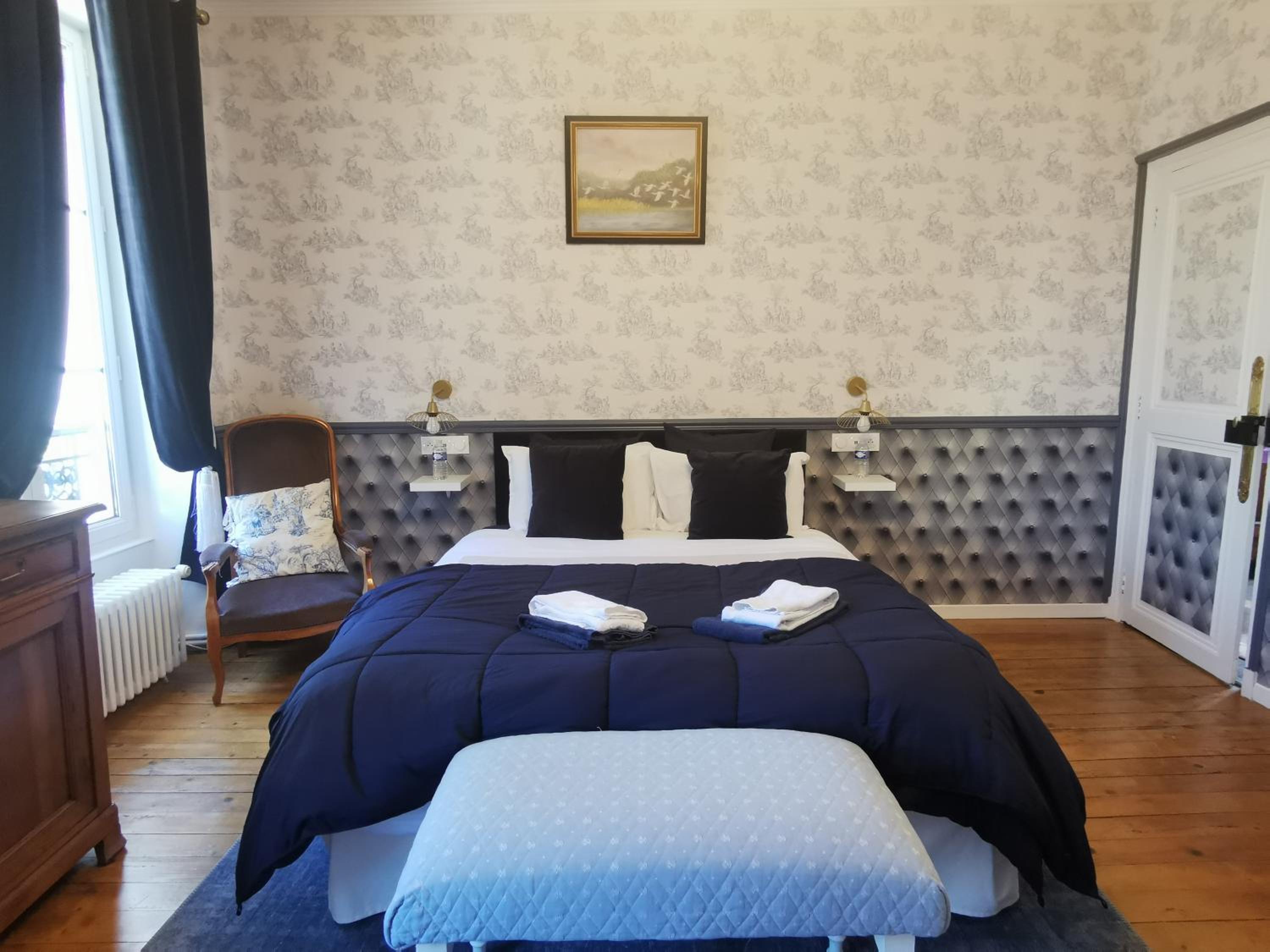 Deluxe Room (2 Adults + 1 Child) - Photo 5
