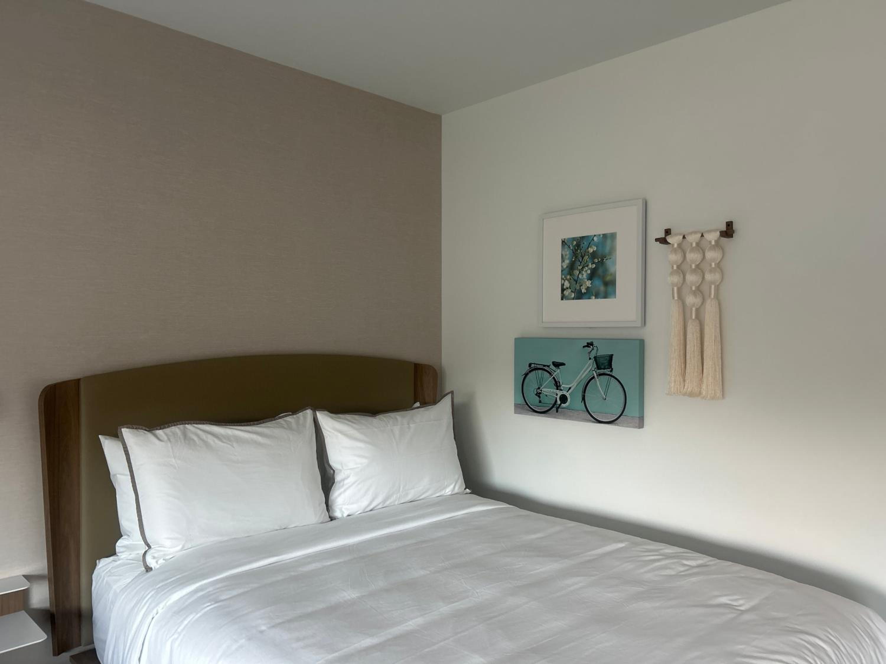 Queen Studio with Two Queen Beds and Sofa Bed - Photo 6