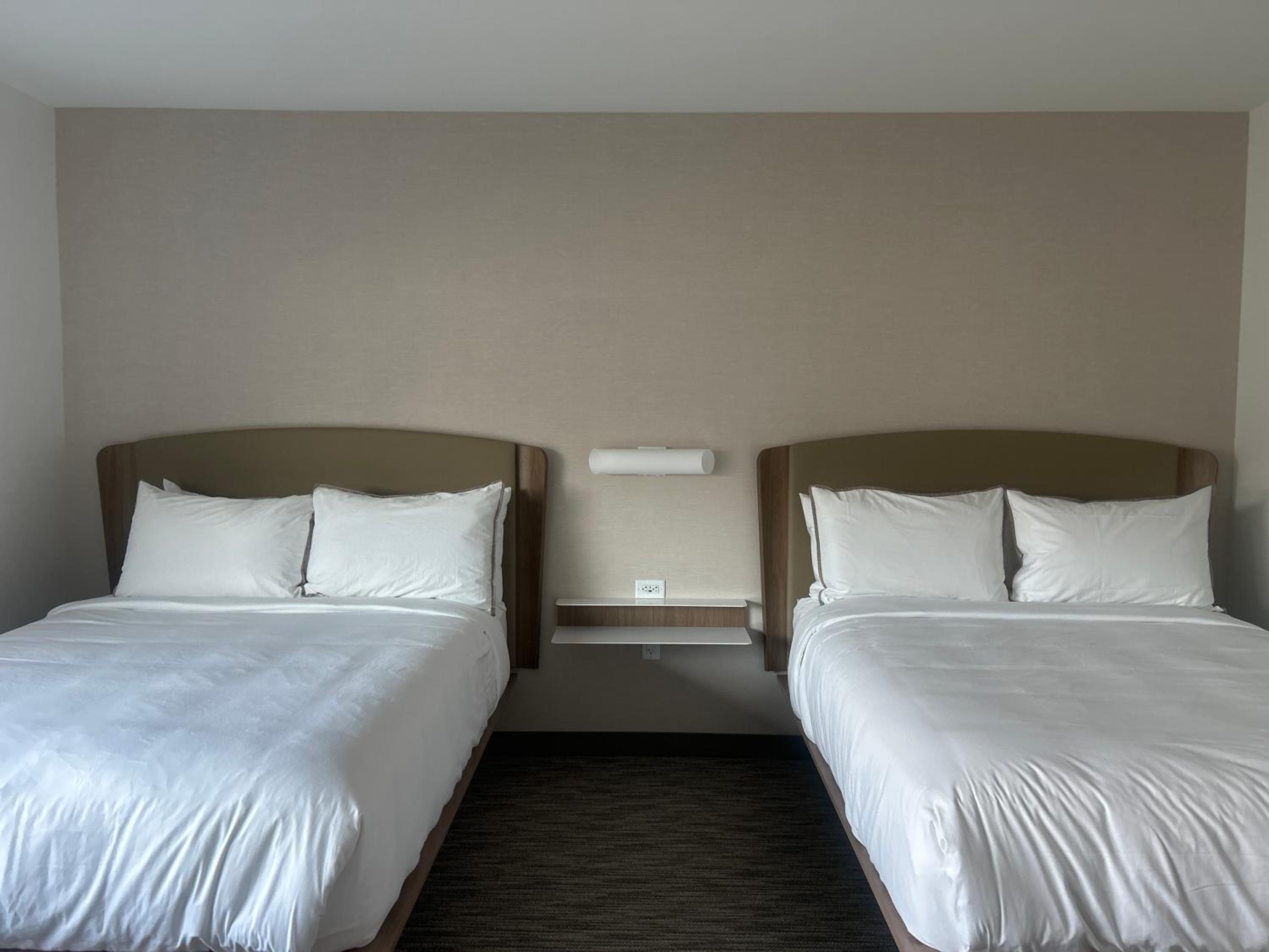Queen Room with Two Queen Beds - Photo 4