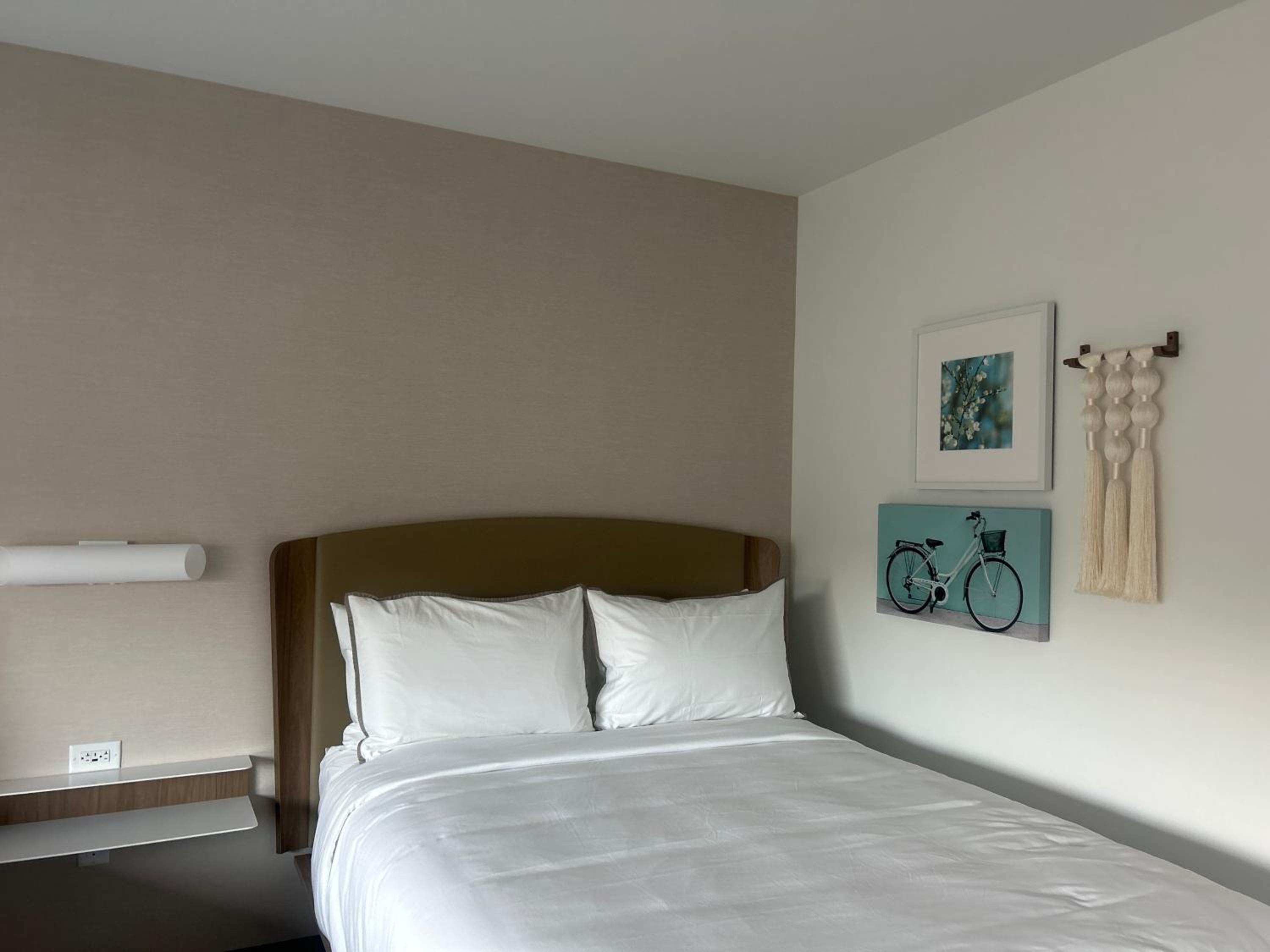 Queen Room with Two Queen Beds - Photo 3