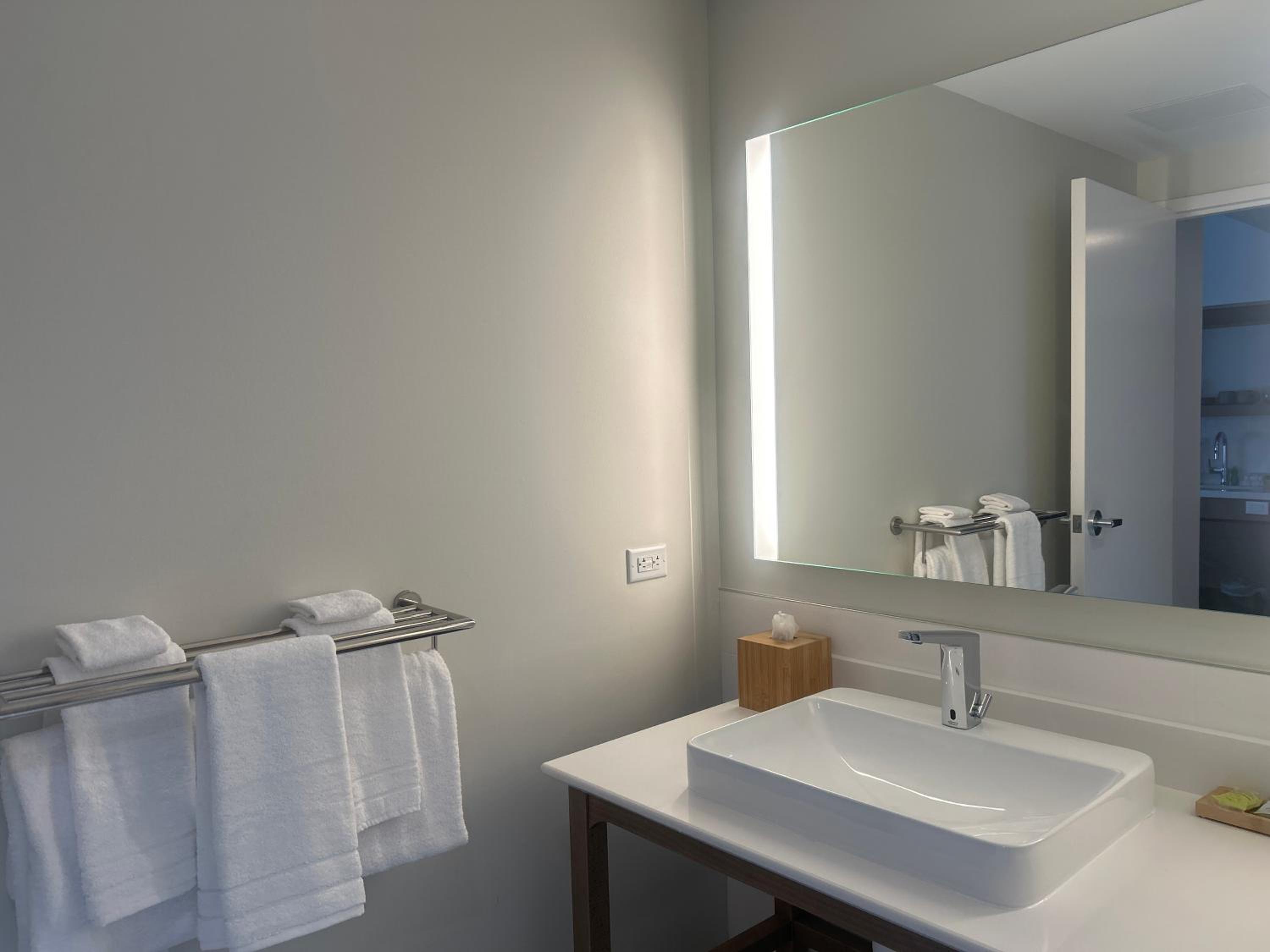 King Room with Transfer Shower - Mobility and Hearing Accessible photo 2