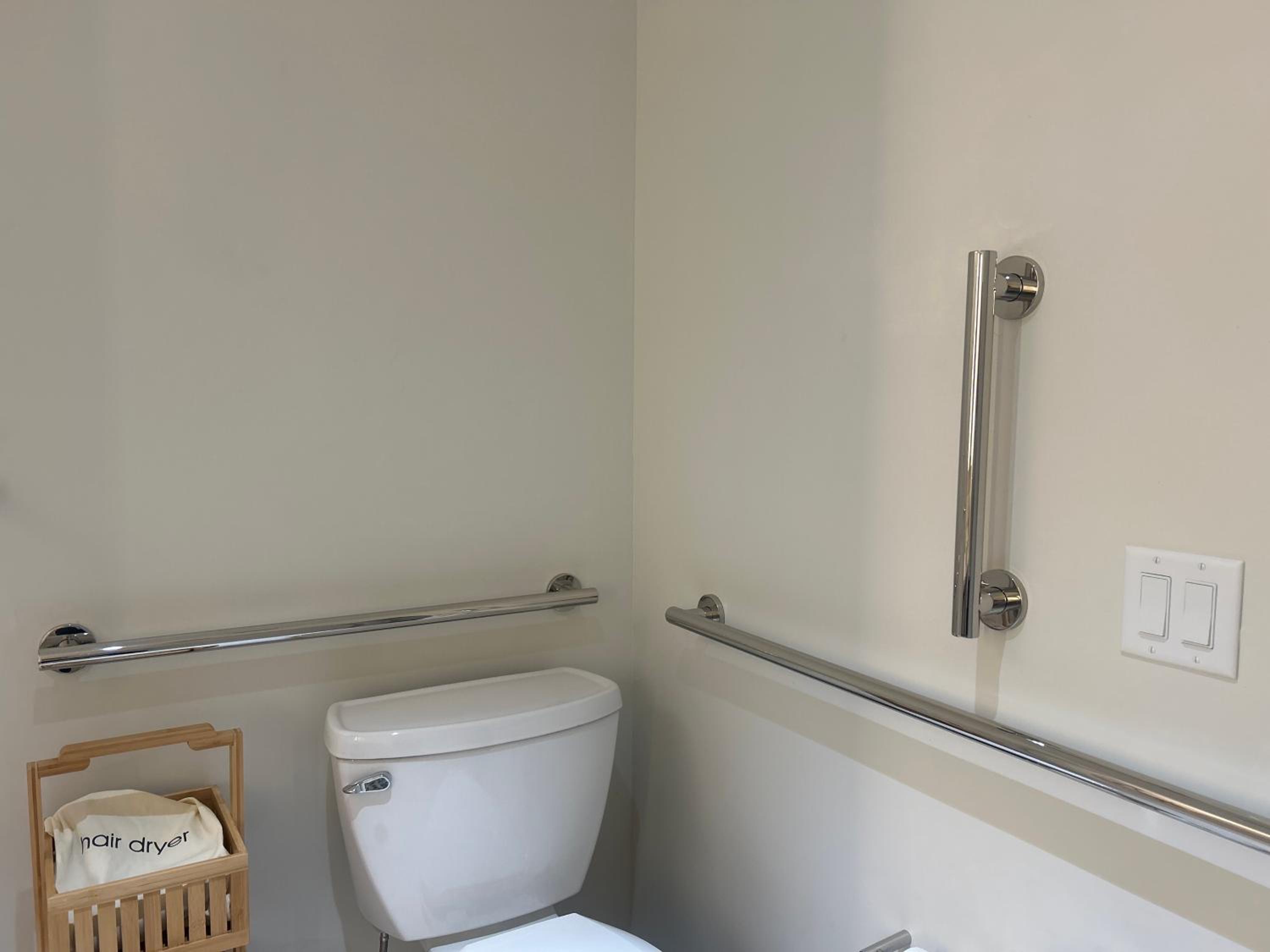 King Room with Transfer Shower - Mobility and Hearing Accessible photo 3