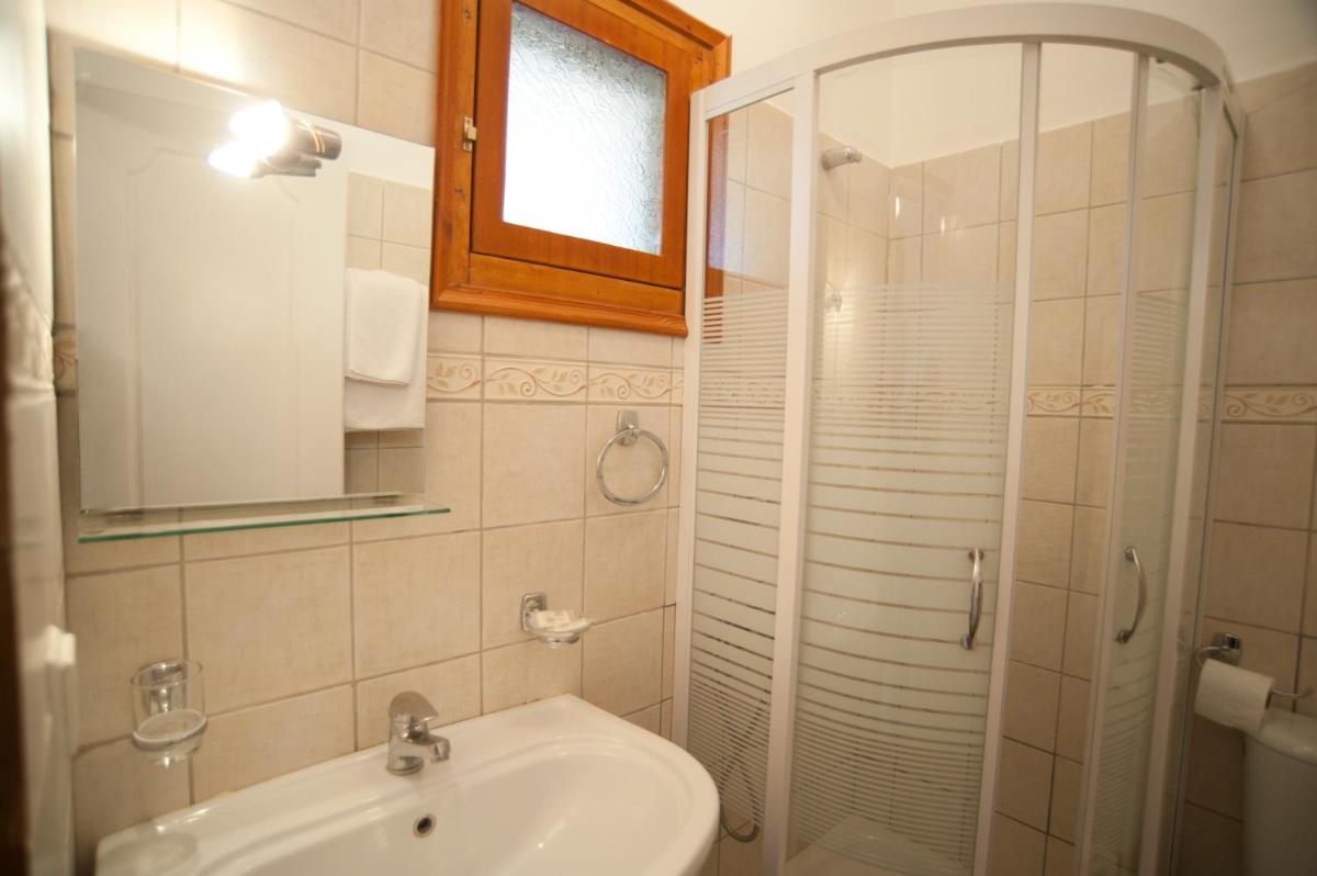 Double or Twin Room - Photo 4