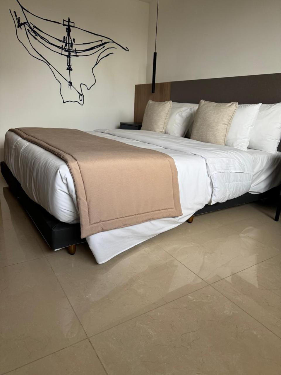Premium Accessible Room with One Queen Bed, Non-Smoking photo 3