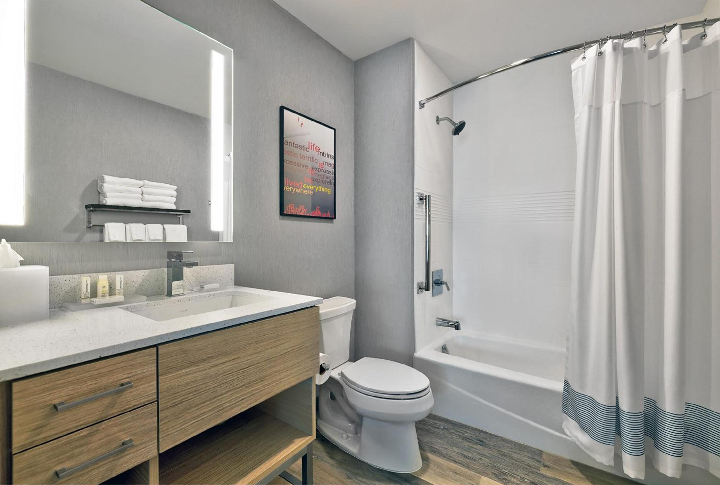 King Studio with Sofa Bed and Adapted Tub - Mobility Accessible