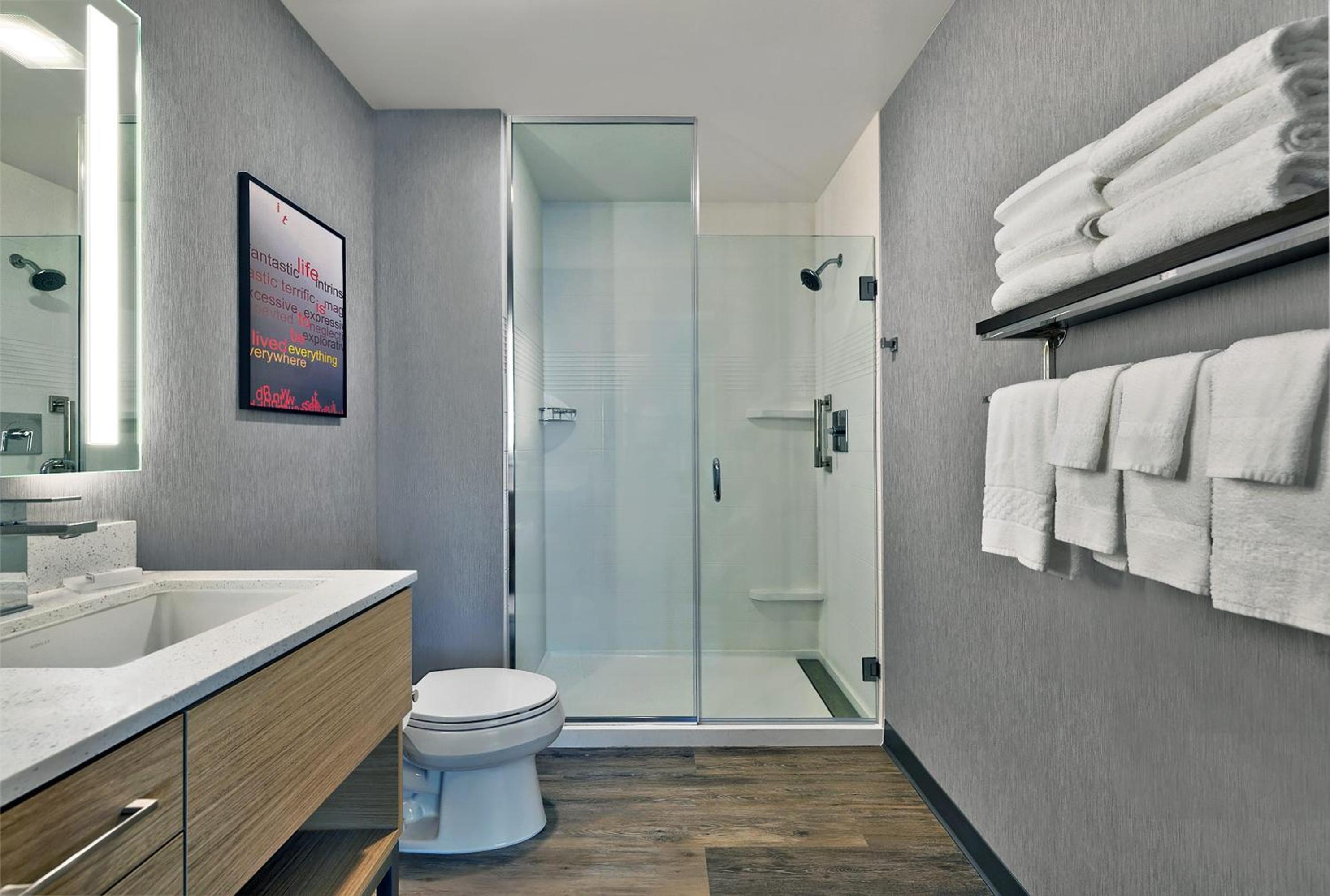 One-Bedroom King Suite with Sofa Bed - Hearing Accessible photo 2