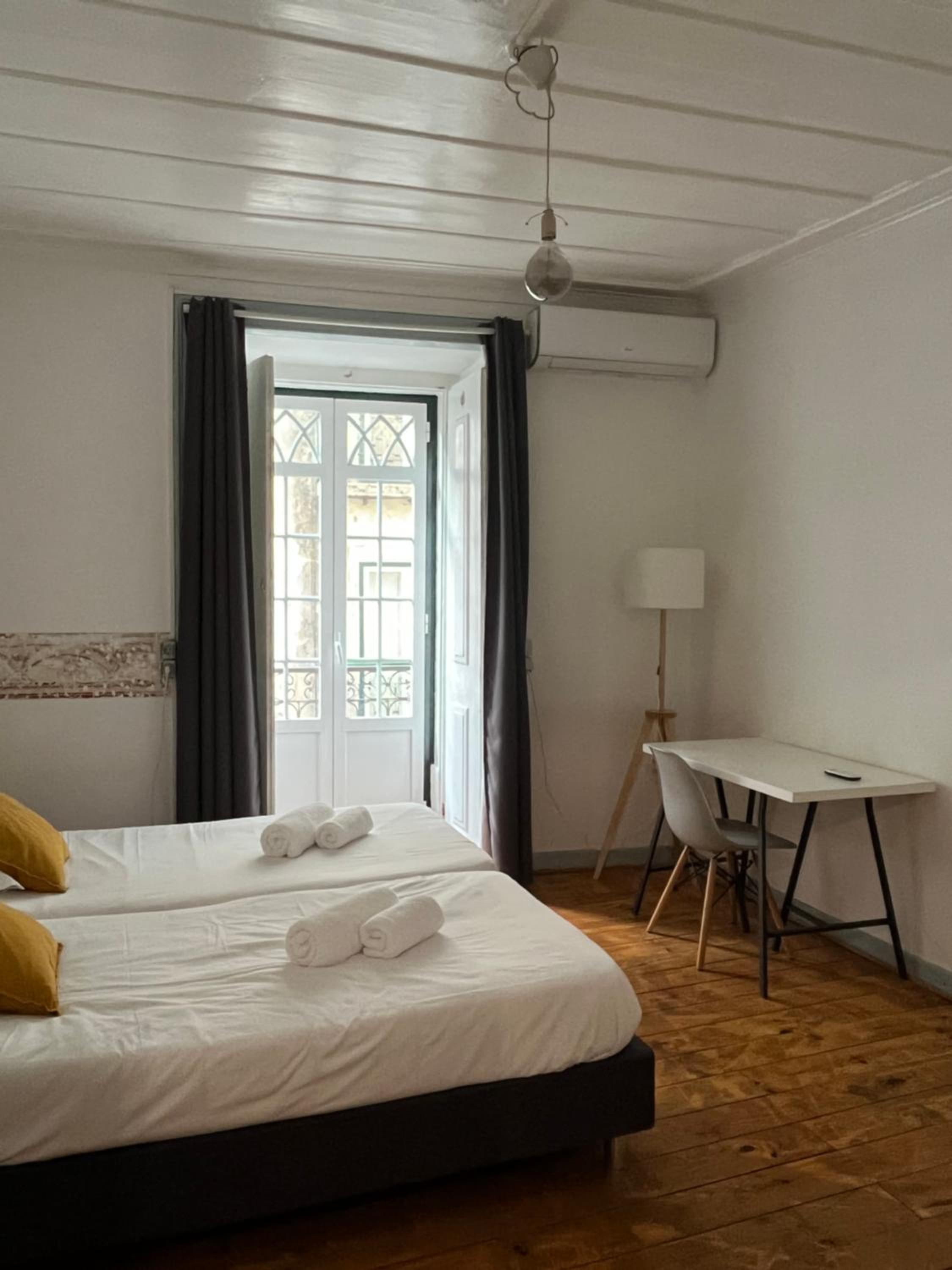 Twin Room with Balcony - Photo 2