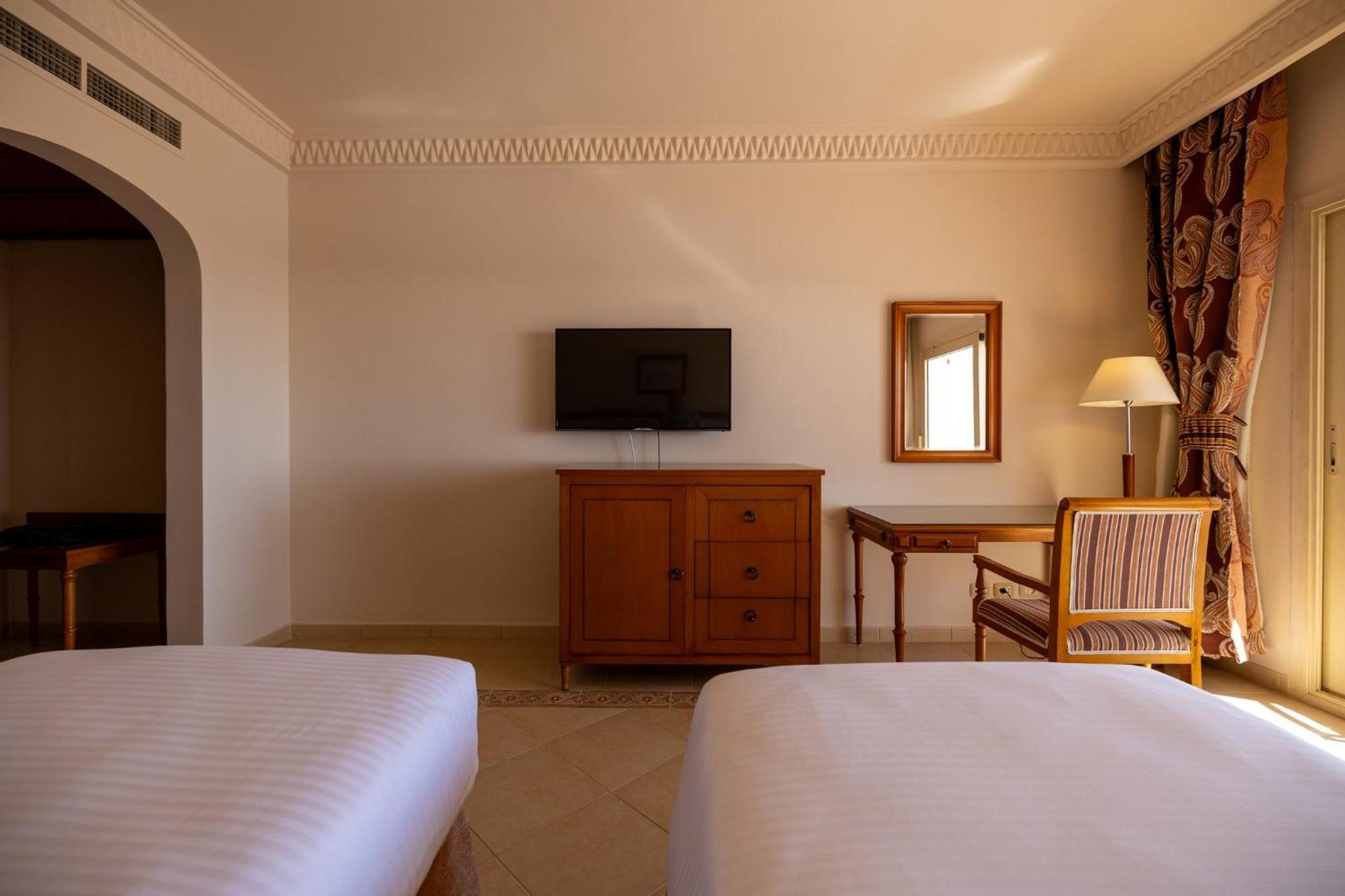 Standard Twin Room with Balcony and Sea View photo 3