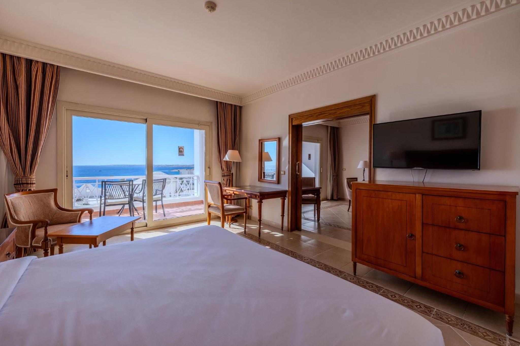 One-Bedroom Suite with Seafront and Balcony