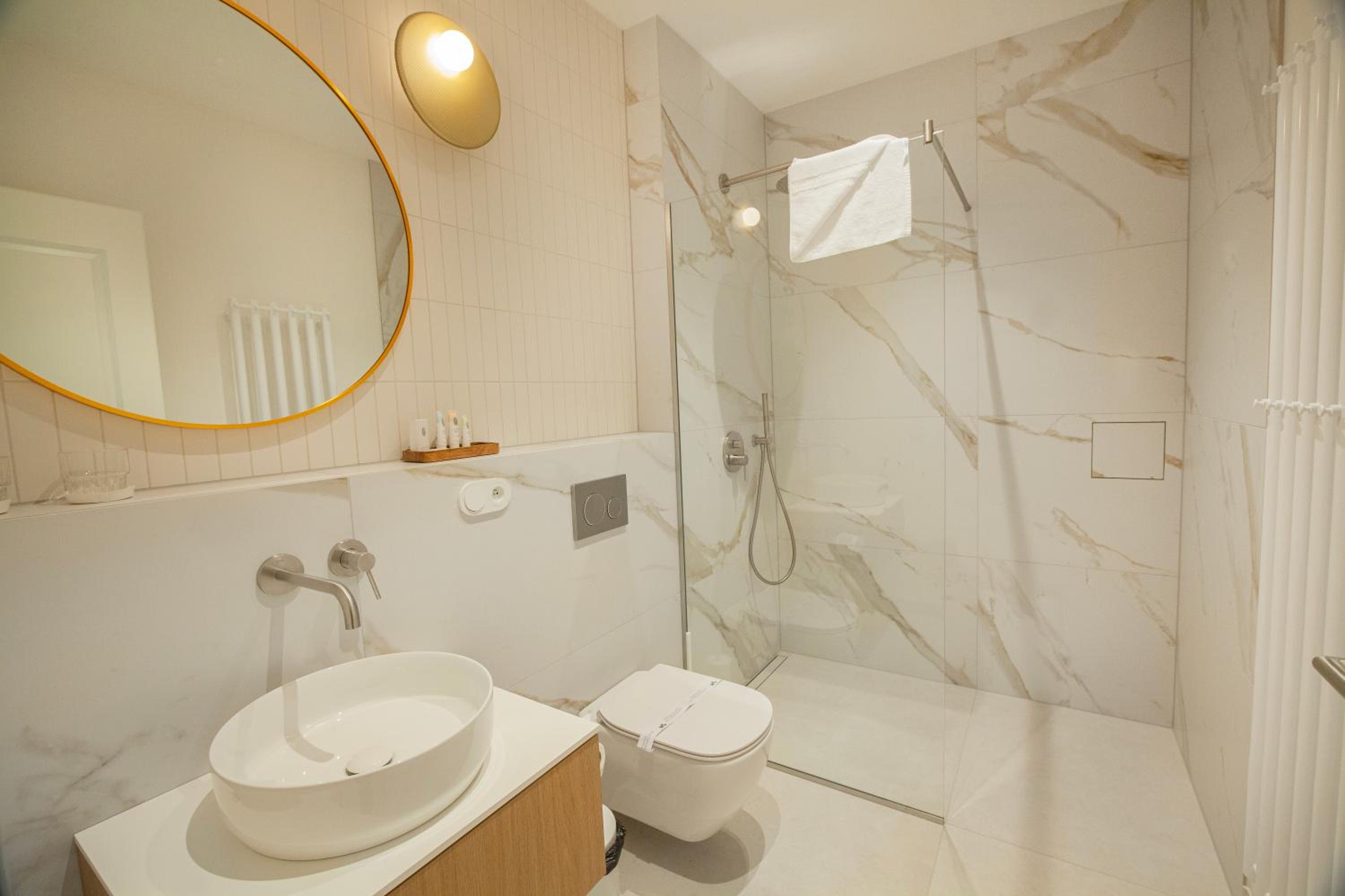 Deluxe Double Room with Balcony photo 2