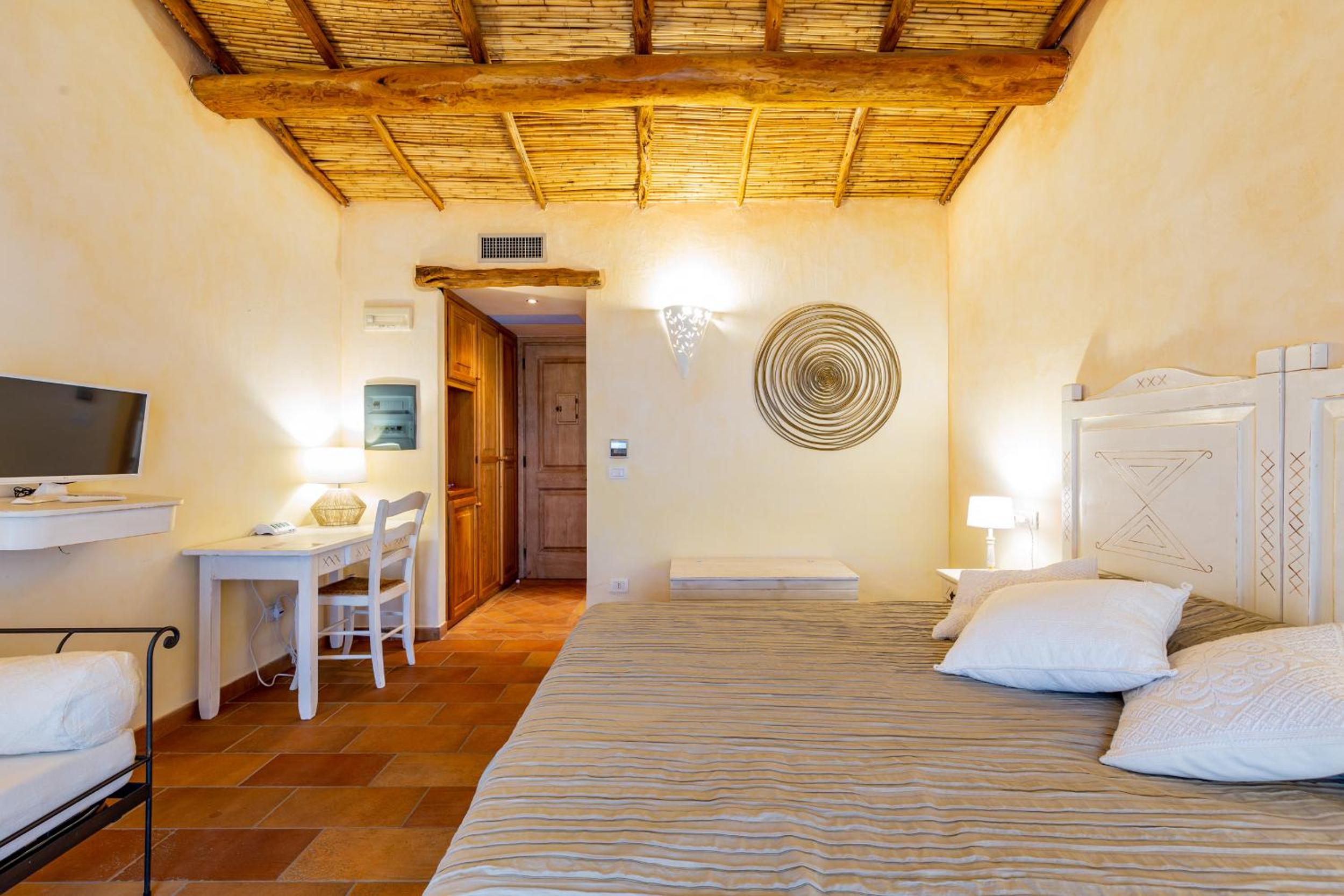 Deluxe Double Room with Balcony - Photo 7