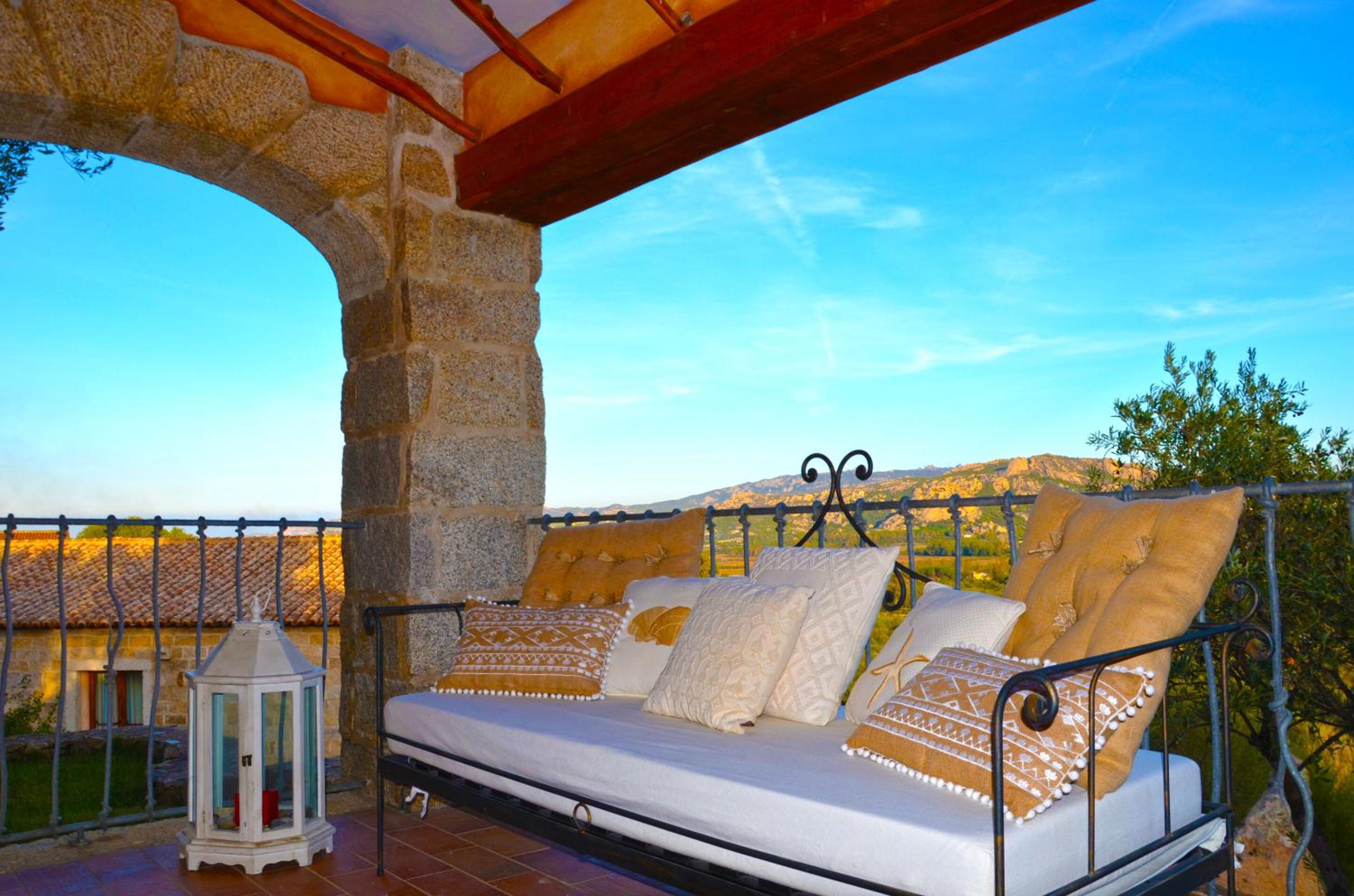 Deluxe Double Room with Balcony - Photo 8