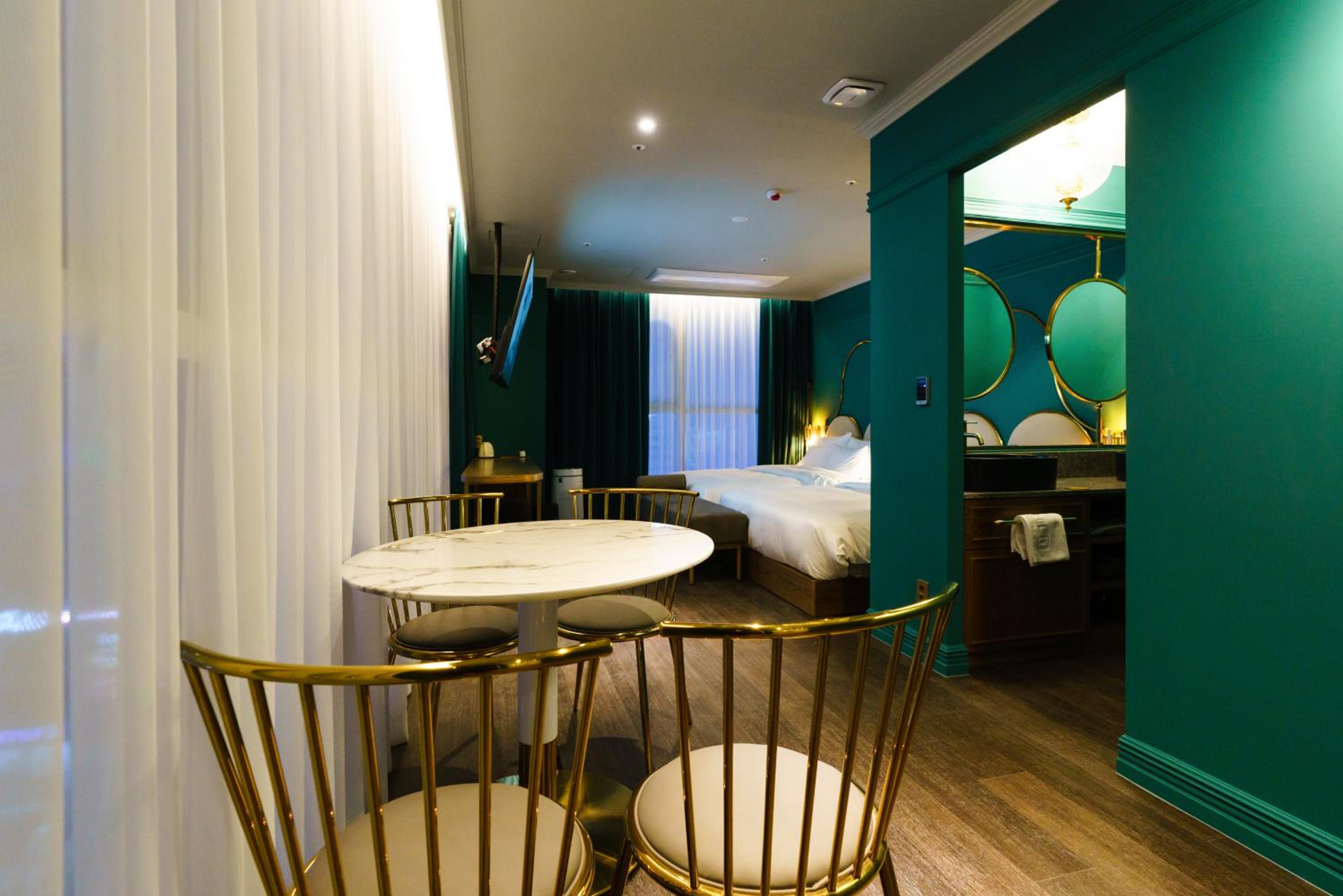 Premium Pretty Party Room - Photo 4
