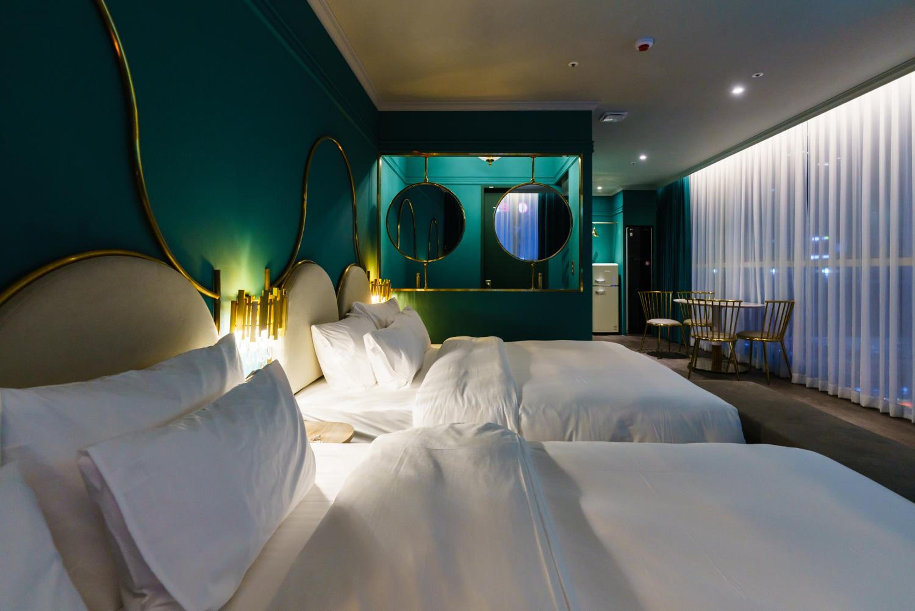 Premium Pretty Party Room - Photo 2