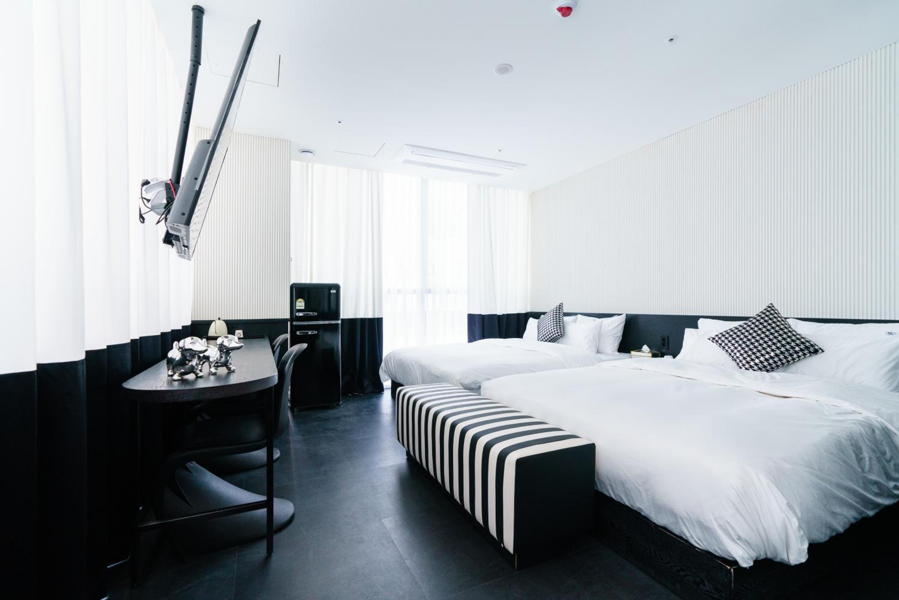 Premium Pretty Party Room - Photo 9