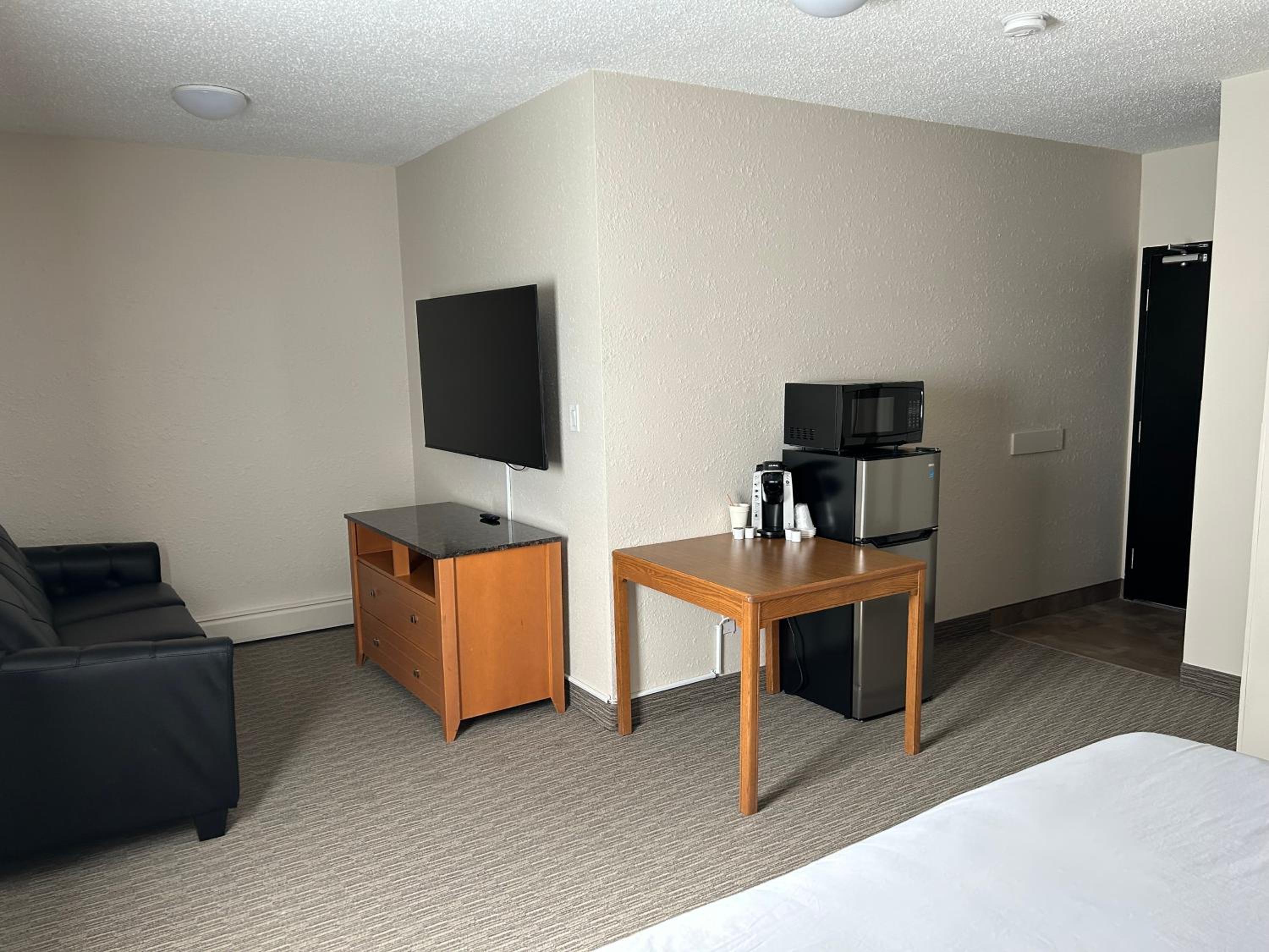Deluxe King Suite photo 3