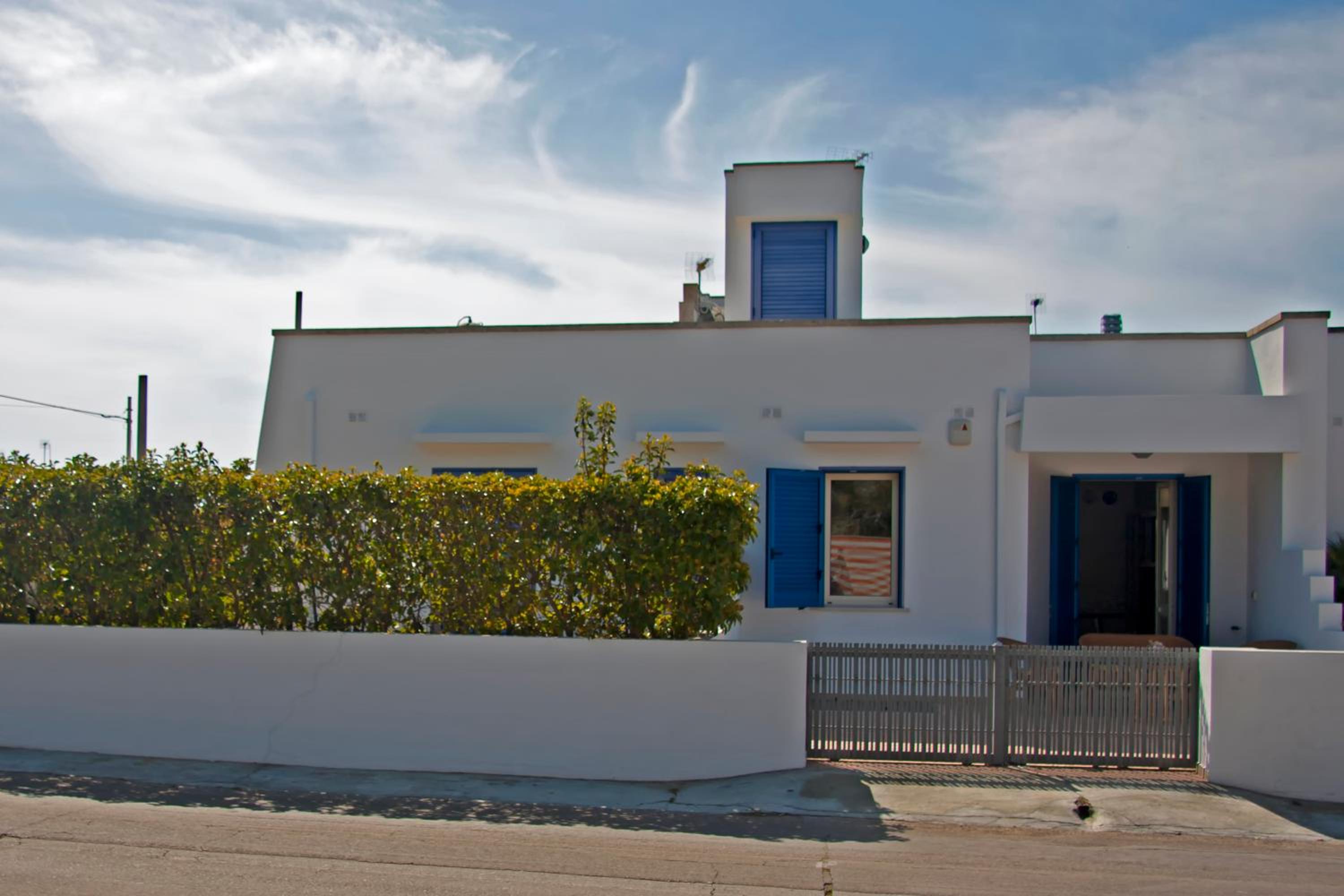 Three-Bedroom House - Split Level photo 2