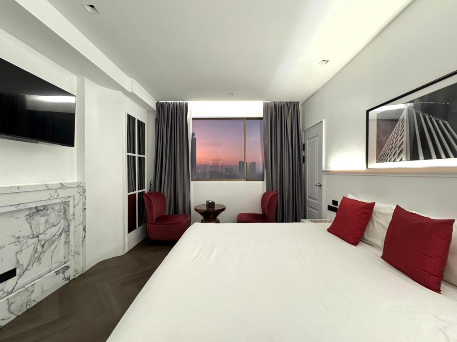 Premium King Room photo 3