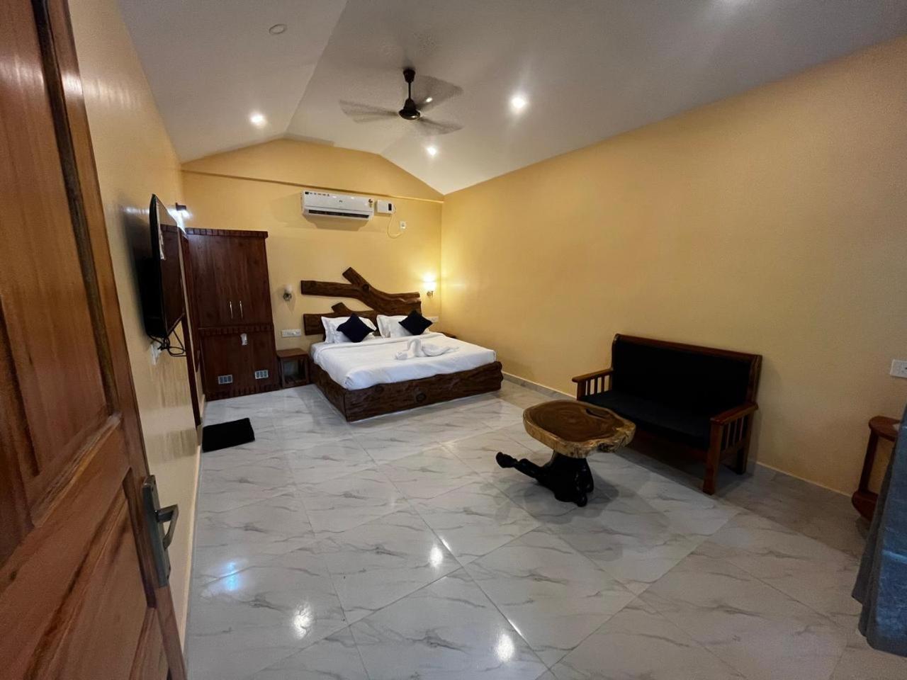King Suite with Balcony - Photo 7