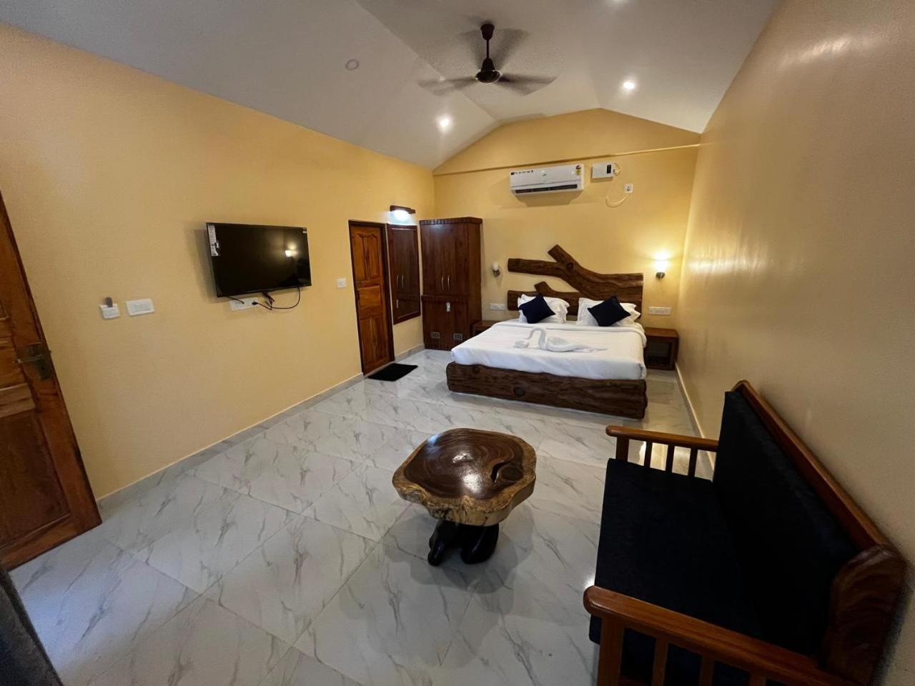 King Suite with Balcony - Photo 6