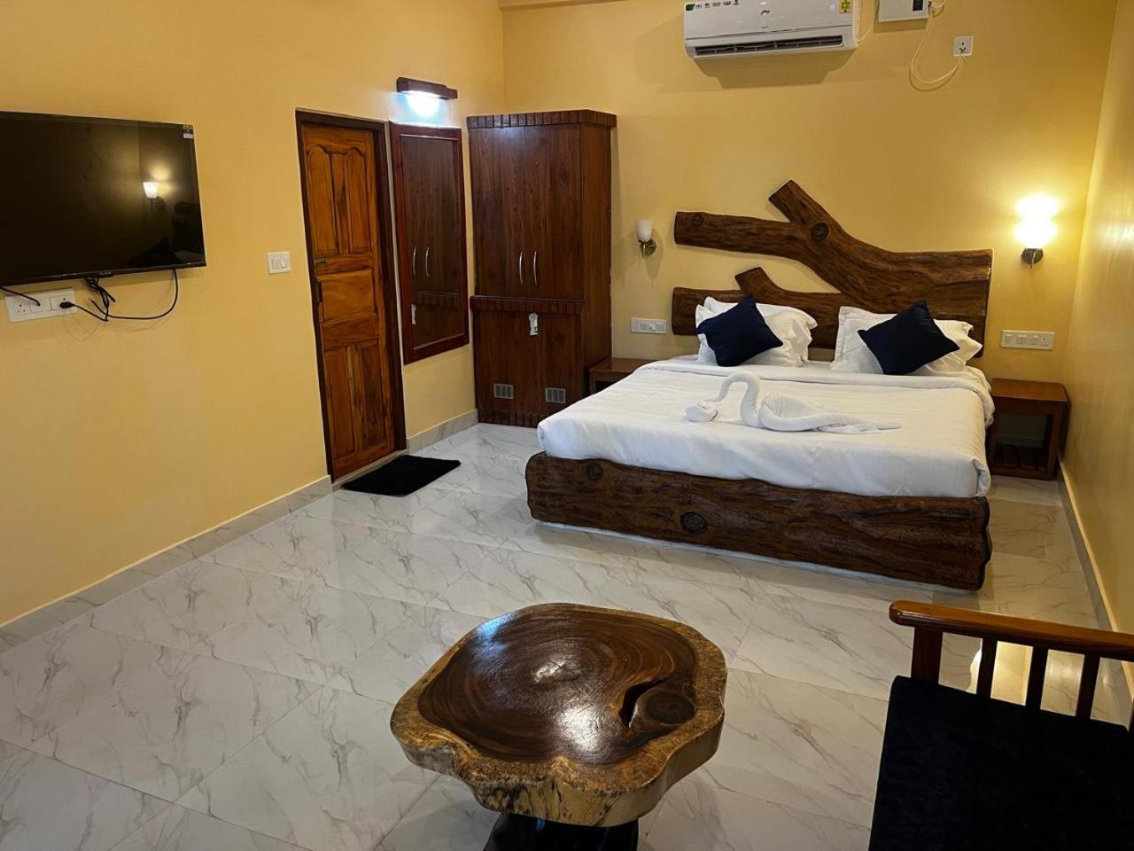King Suite with Balcony - Photo 5