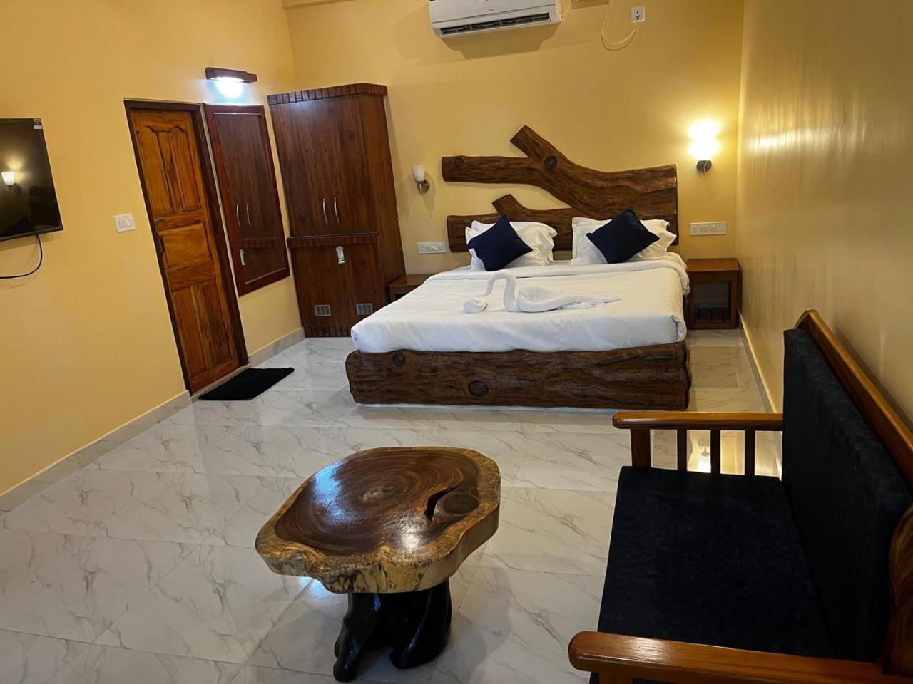 King Suite with Balcony - Photo 4