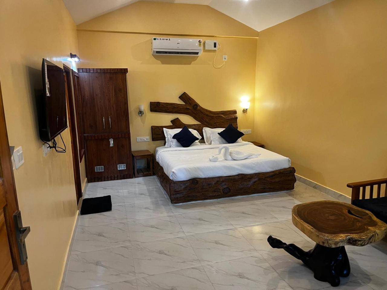King Suite with Balcony - Photo 3