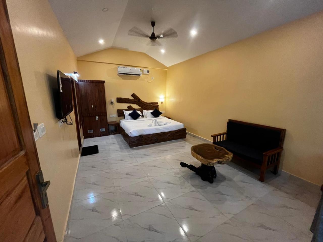 King Suite with Balcony - Photo 2
