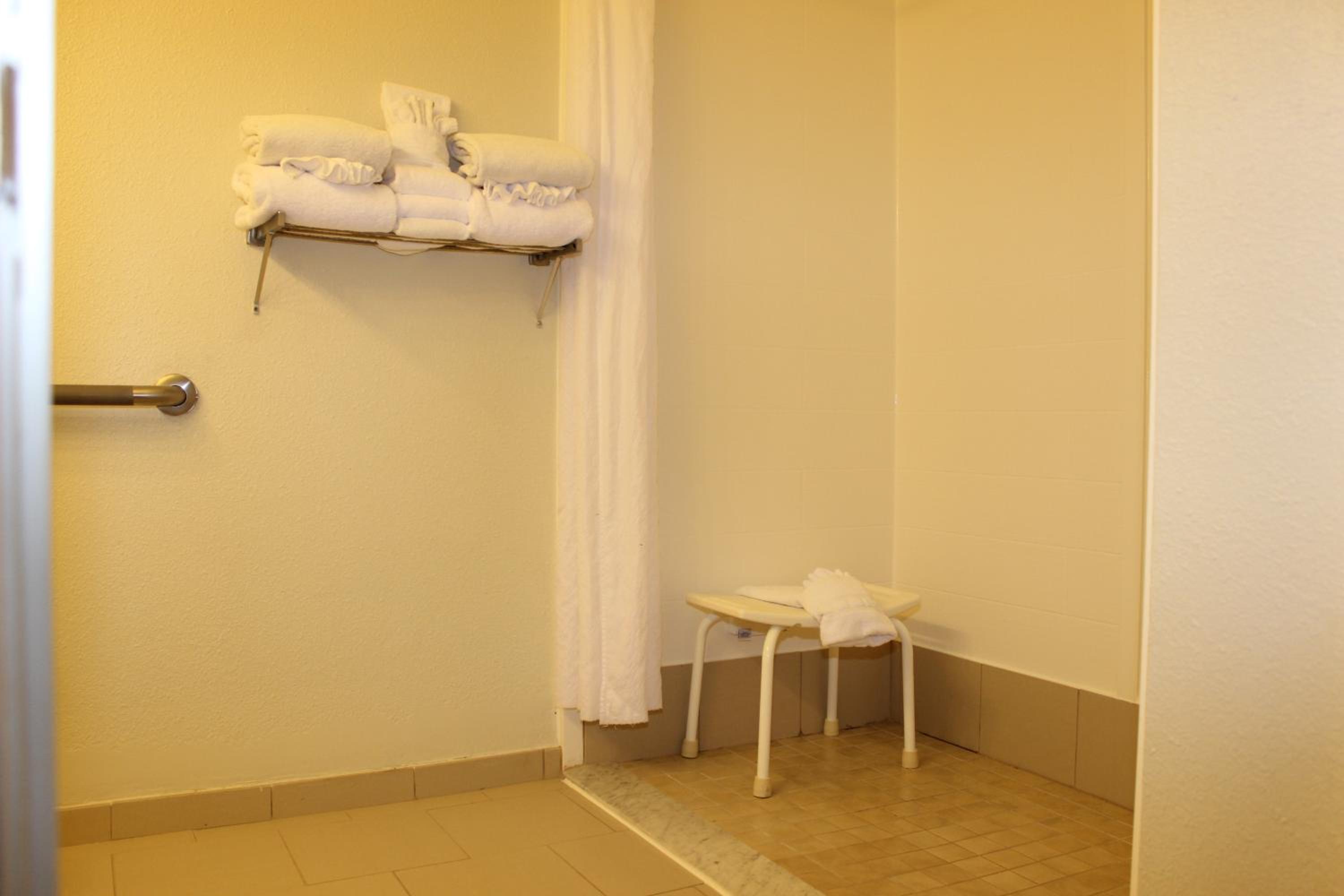 King Room with Roll In Shower - Disability Access/Non-Smoking - Photo 5