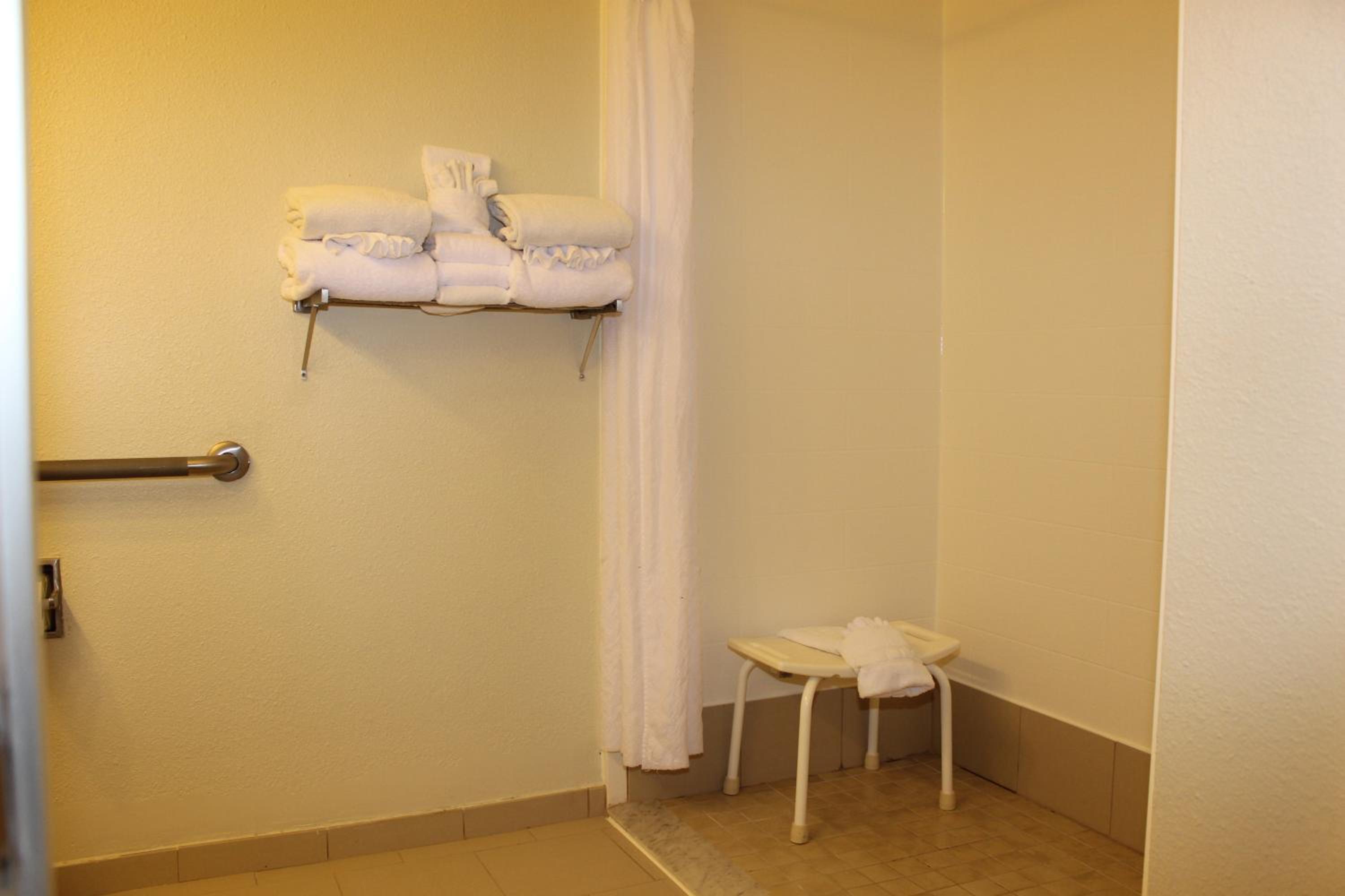 King Room with Roll In Shower - Disability Access/Non-Smoking - Photo 2