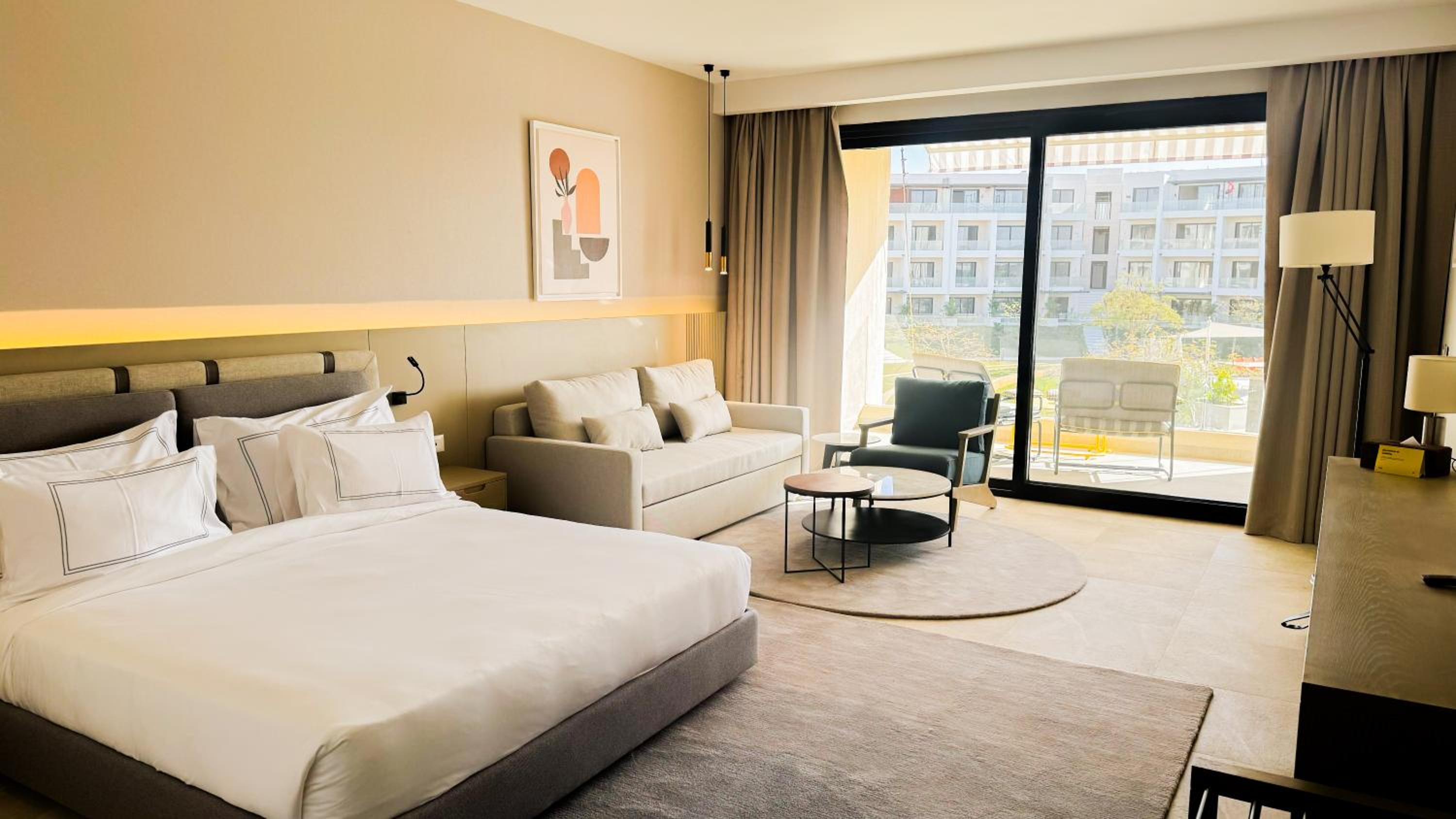 Superior Room King Size bed Pool view