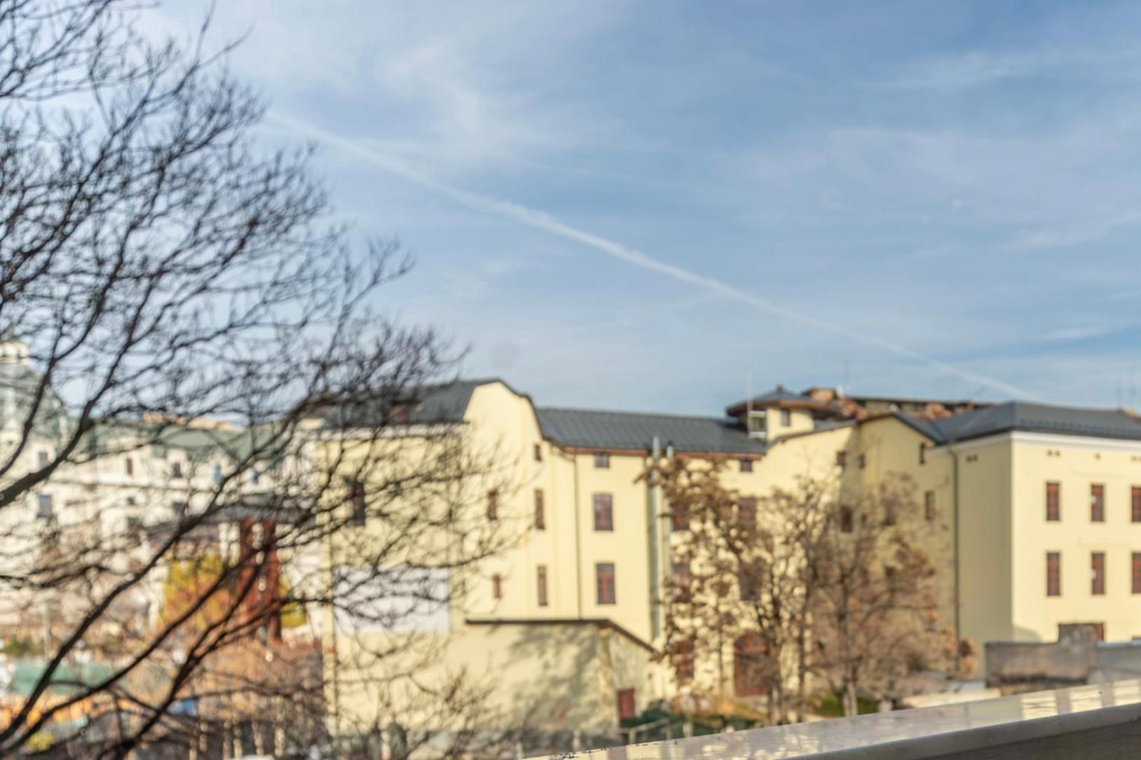 Exclusive One-Bedroom Apartment with Inner Court View - No balcony