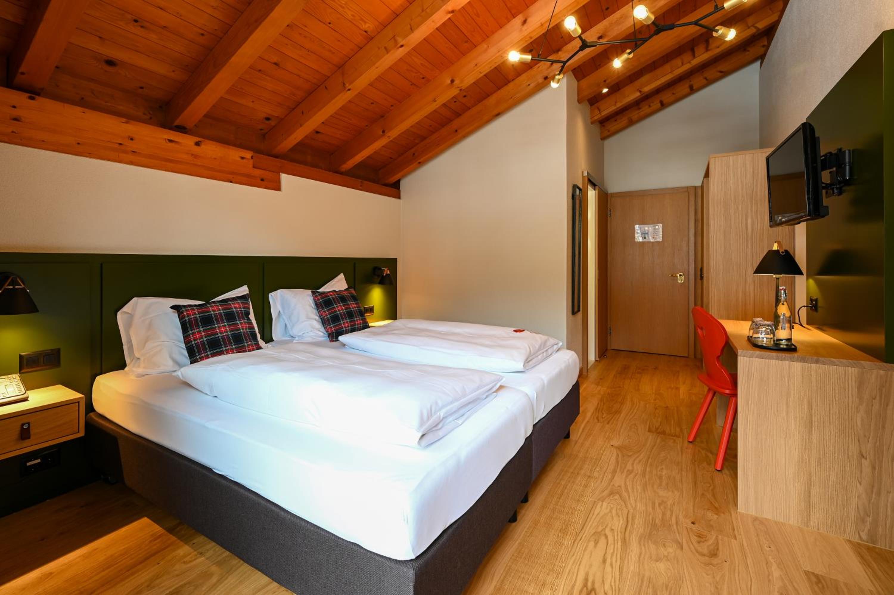 Deluxe Double Room with Balcony - Photo 4