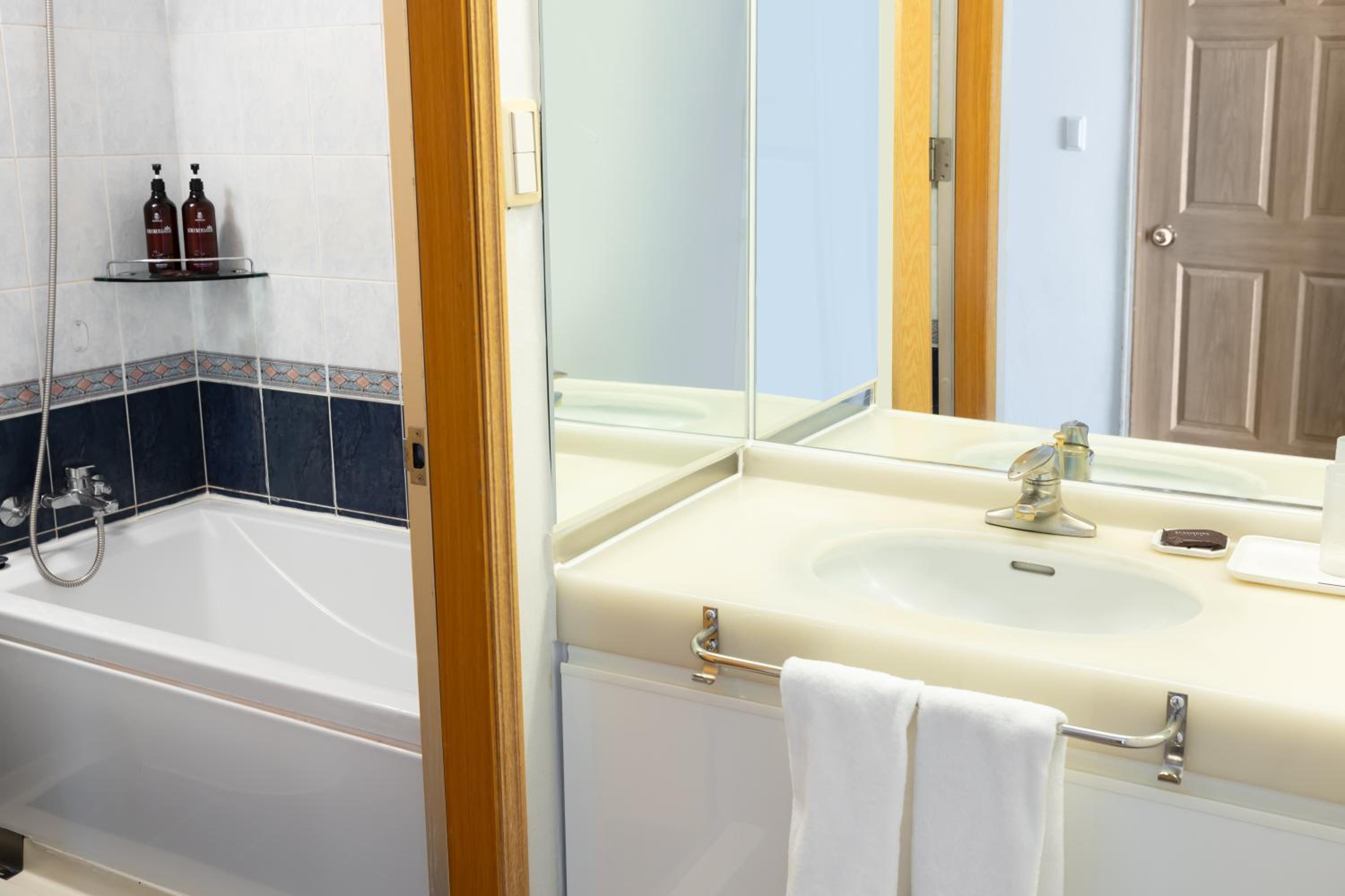 Special Offer - Premier Garden(26PY) - Breakfast for 2 + Pool Access for 2