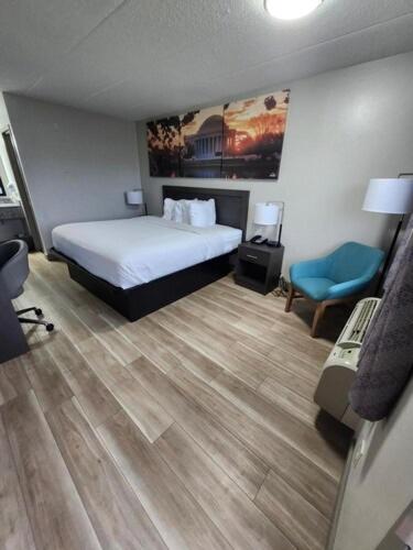 1 Queen Bed, Mobility Accessible Room, Bathtub w/ Grab Bars, Non-Smoking photo 1