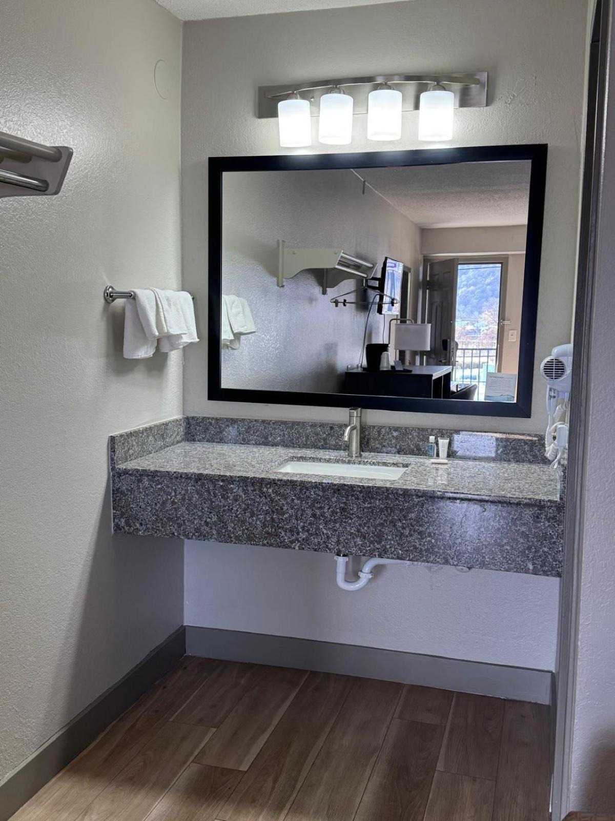 King Room - Non-Smoking - Photo 1