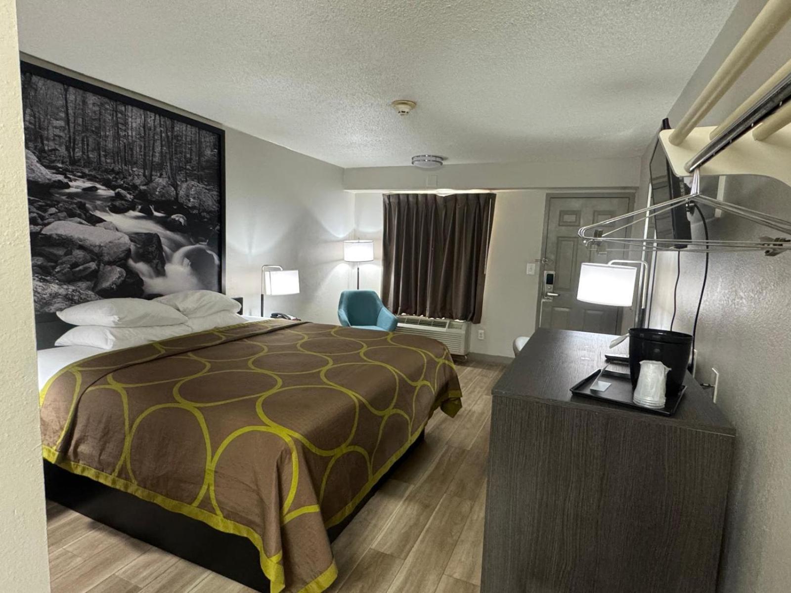 King Room - Non-Smoking - Photo 3