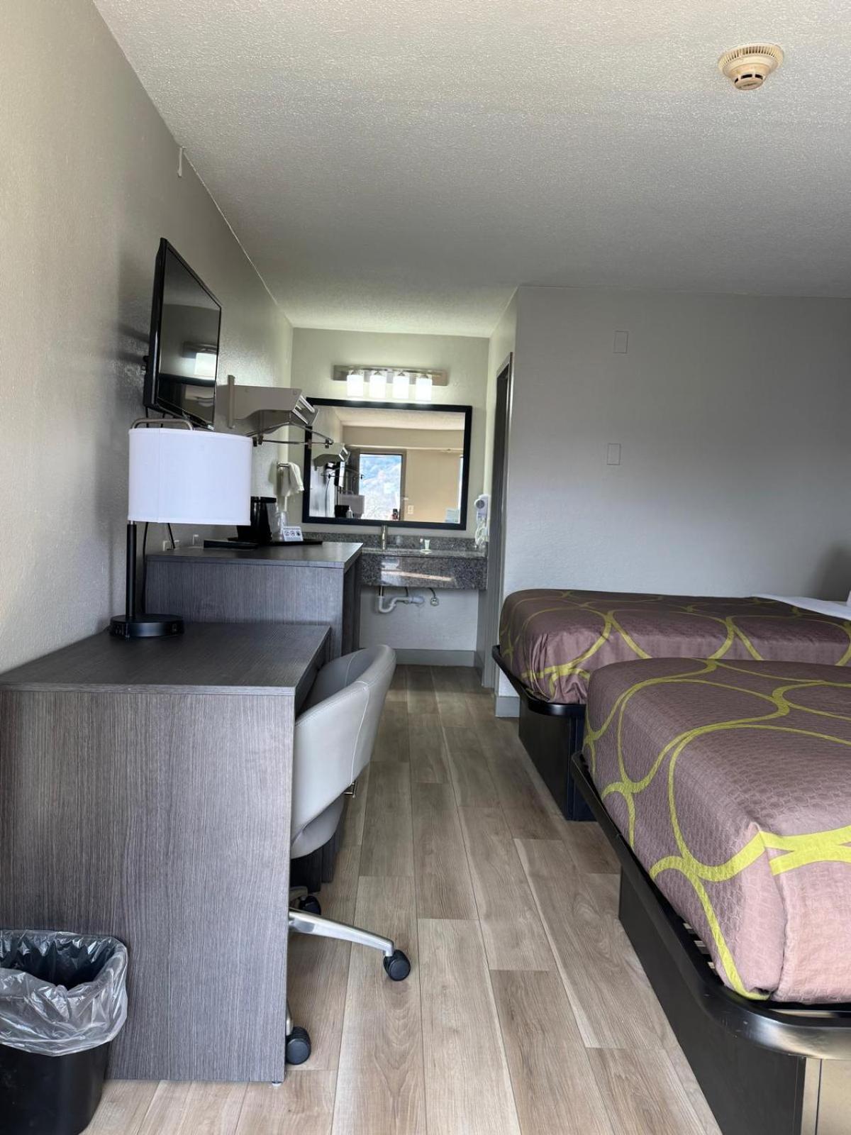 Double Room with Two Double Beds - Non-Smoking - Photo 3