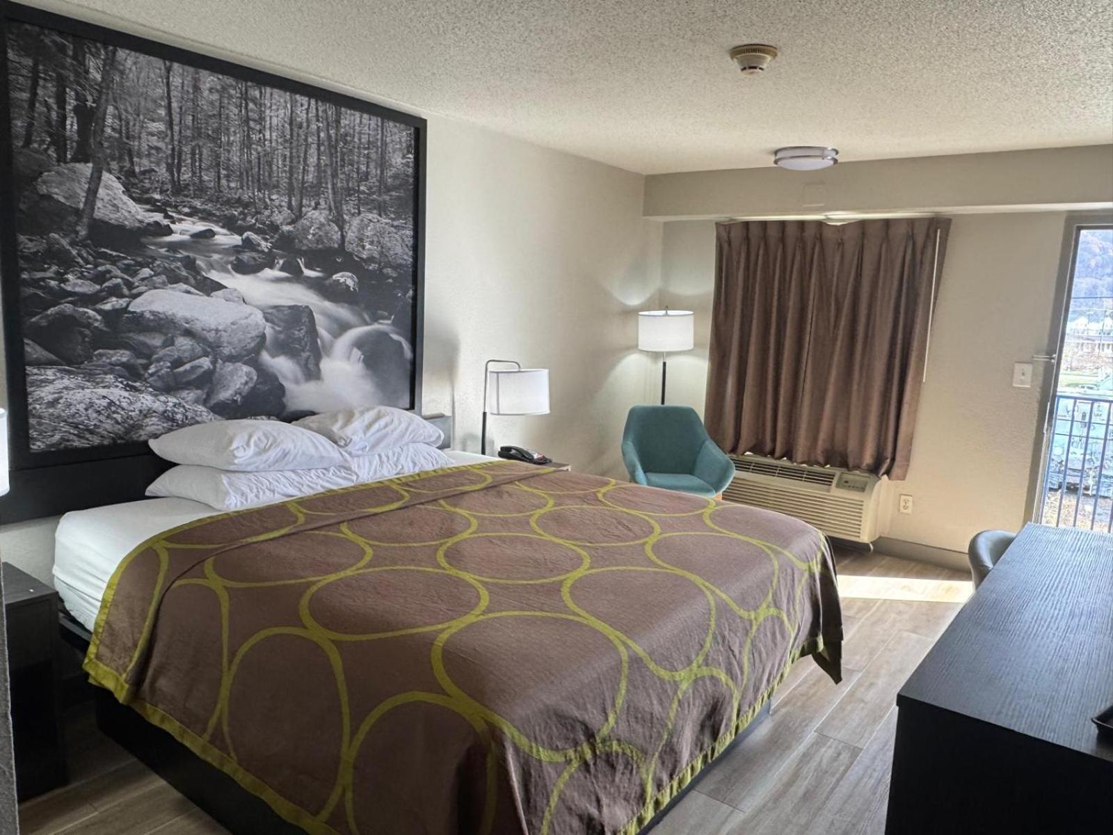 King Room - Non-Smoking - Photo 4
