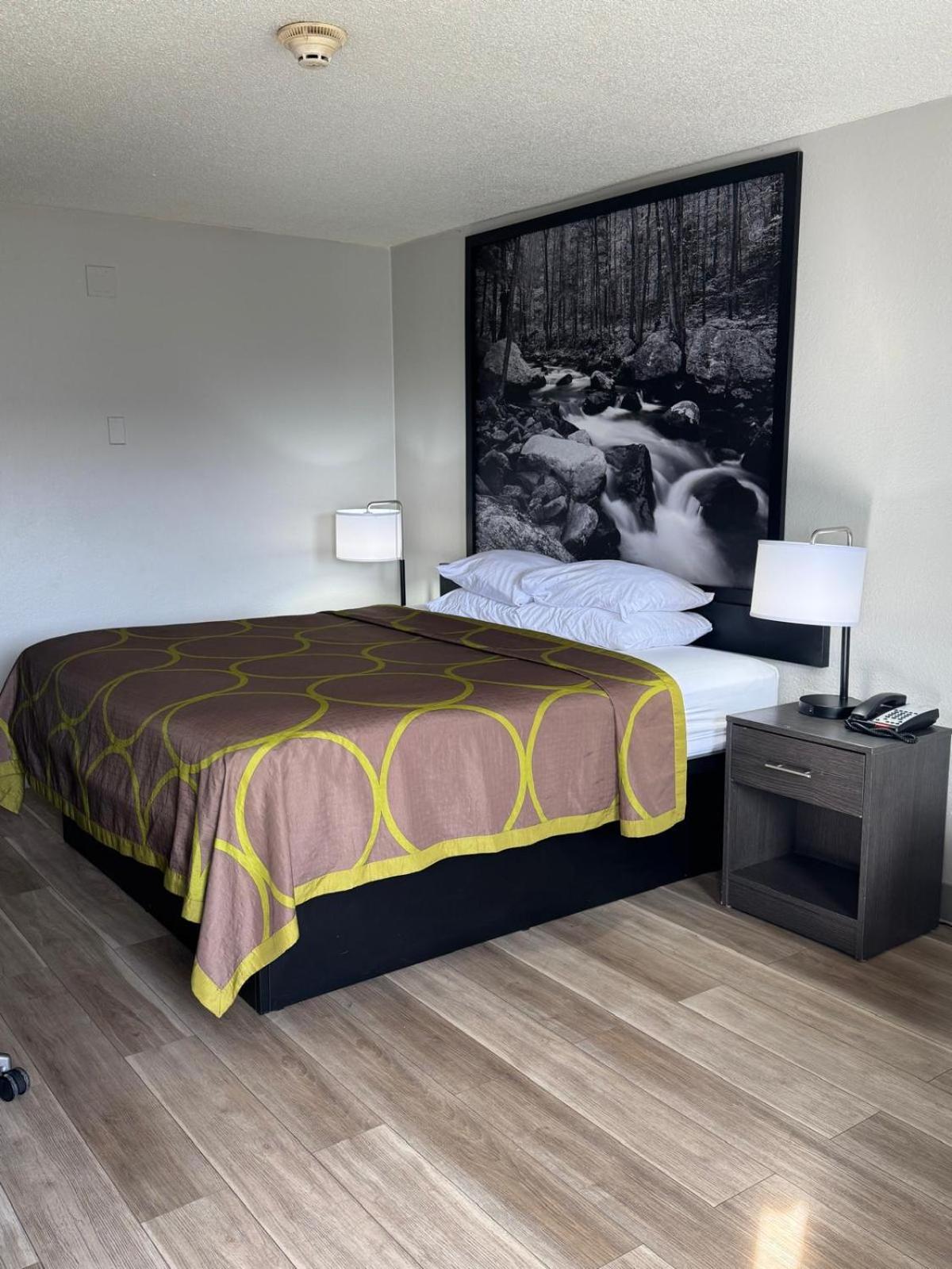 King Room - Non-Smoking - Photo 5