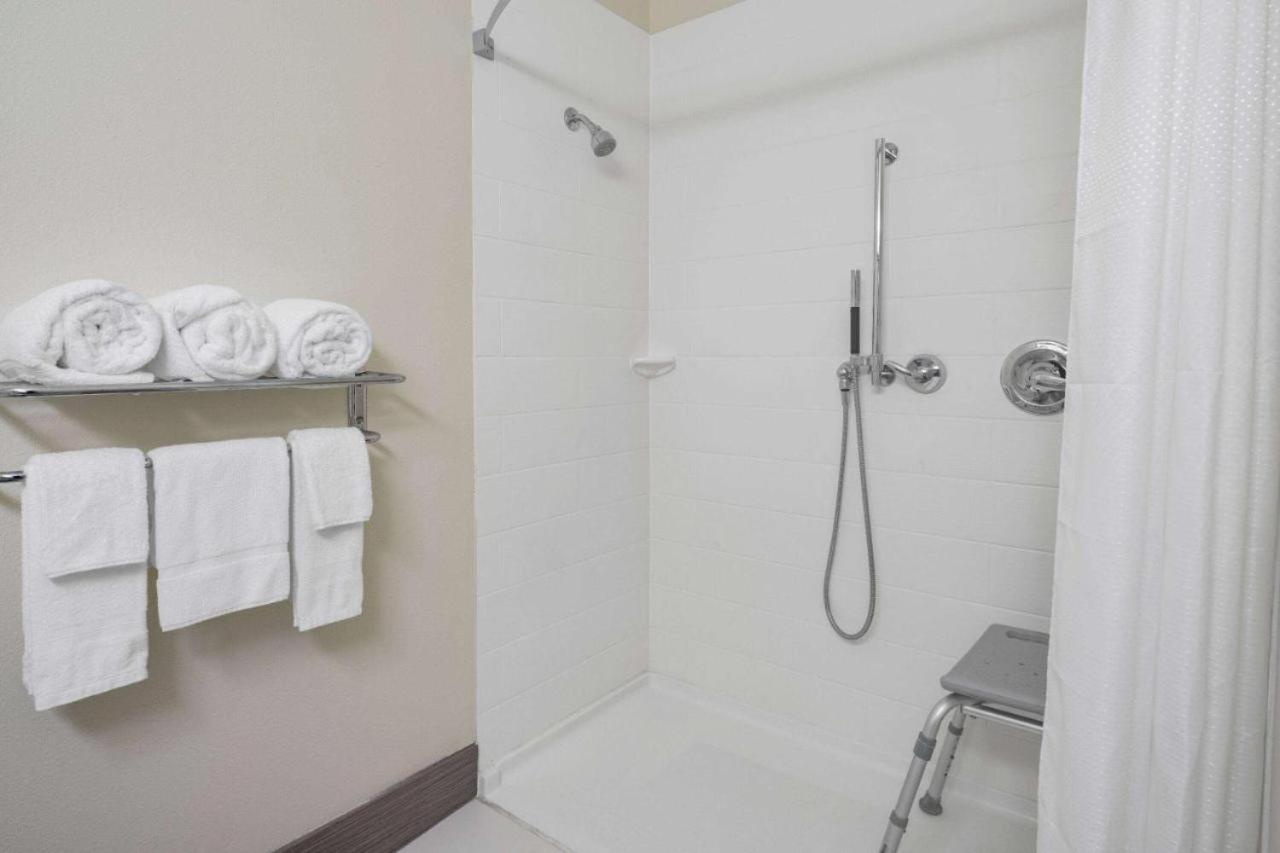King Room with Roll-In Shower - Mobility Accessible/Smoking photo 2