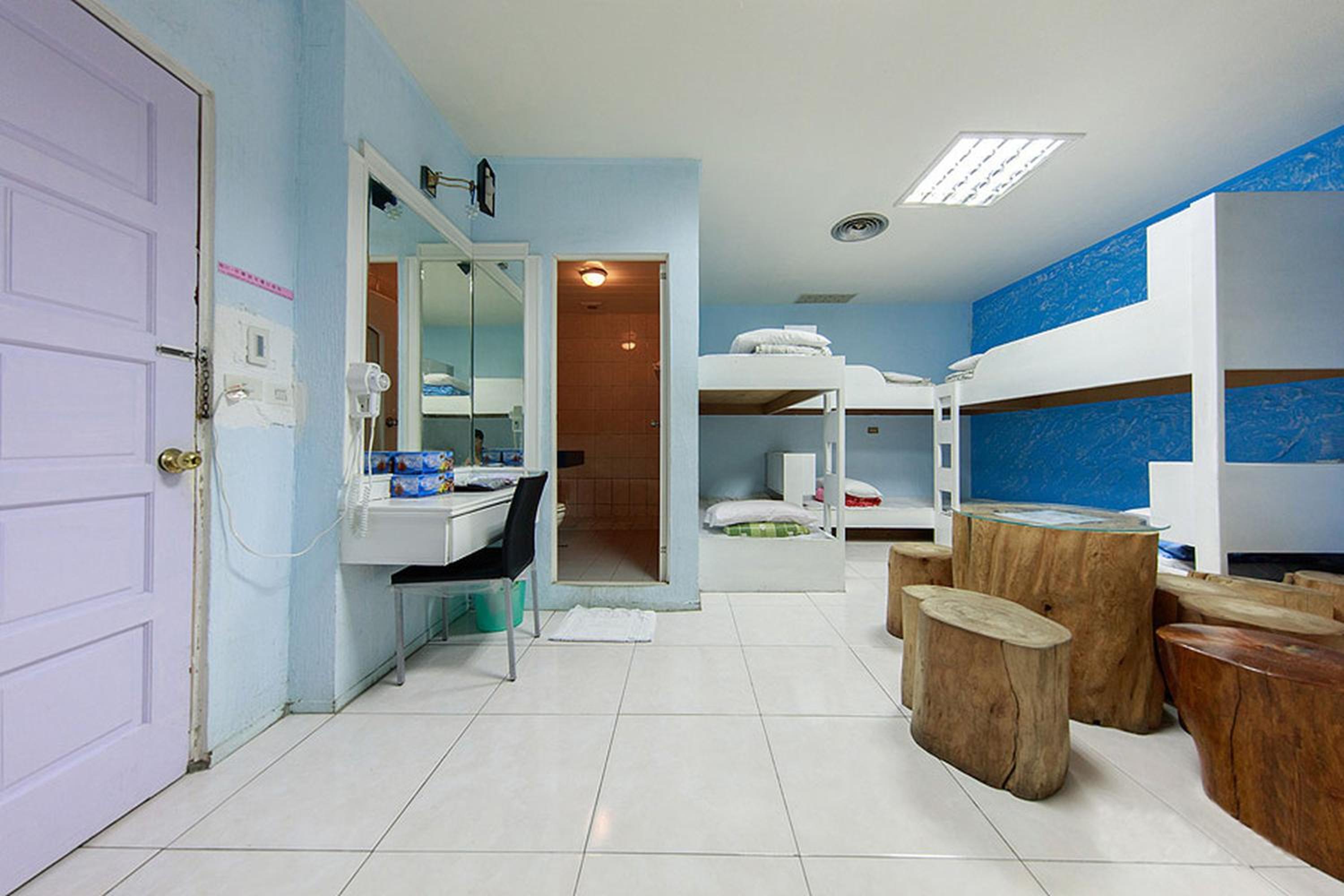 10-Bed Mixed Dormitory Room photo 2