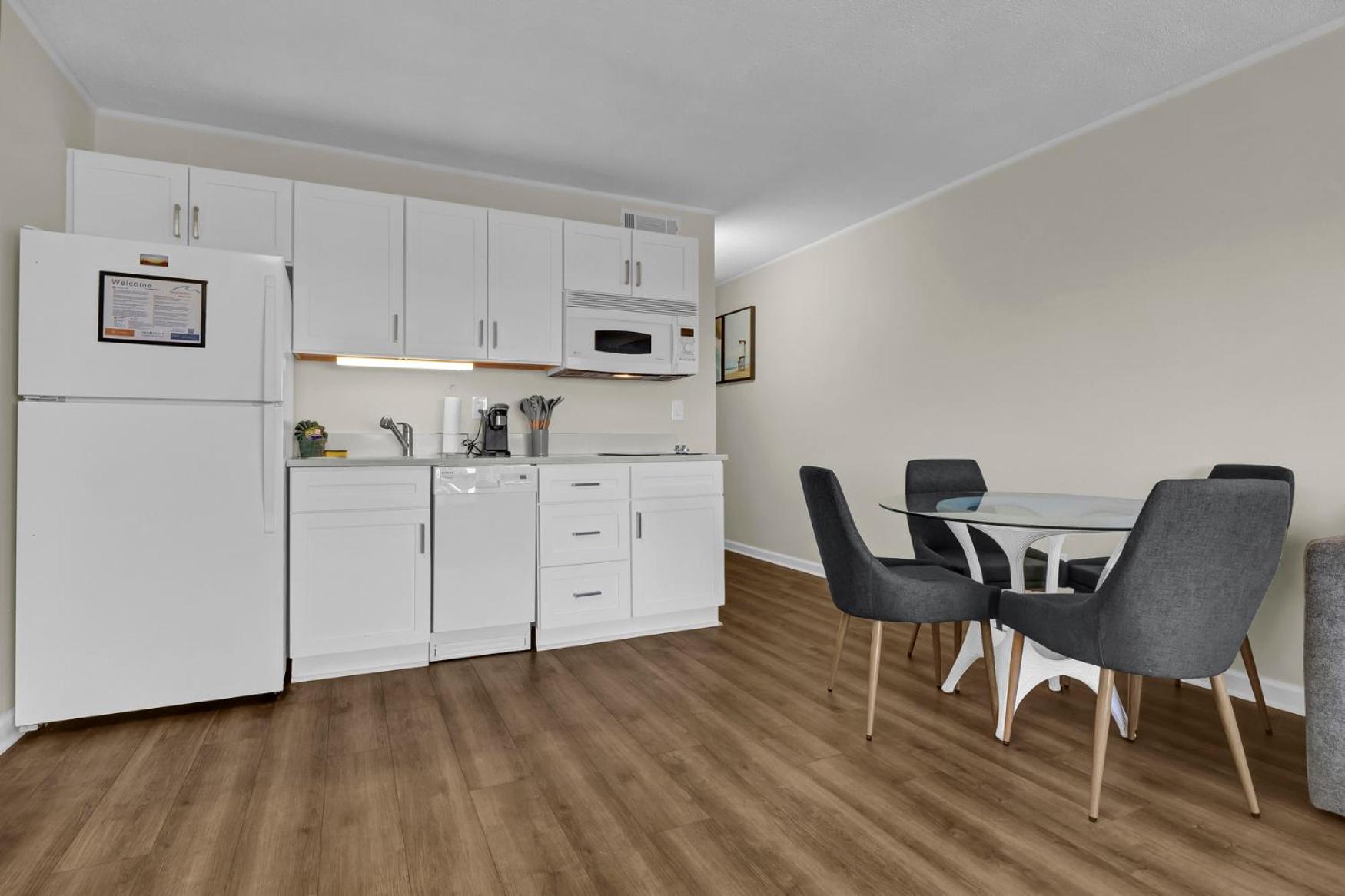 Deluxe One-Bedroom Apartment with Harbor View photo 3