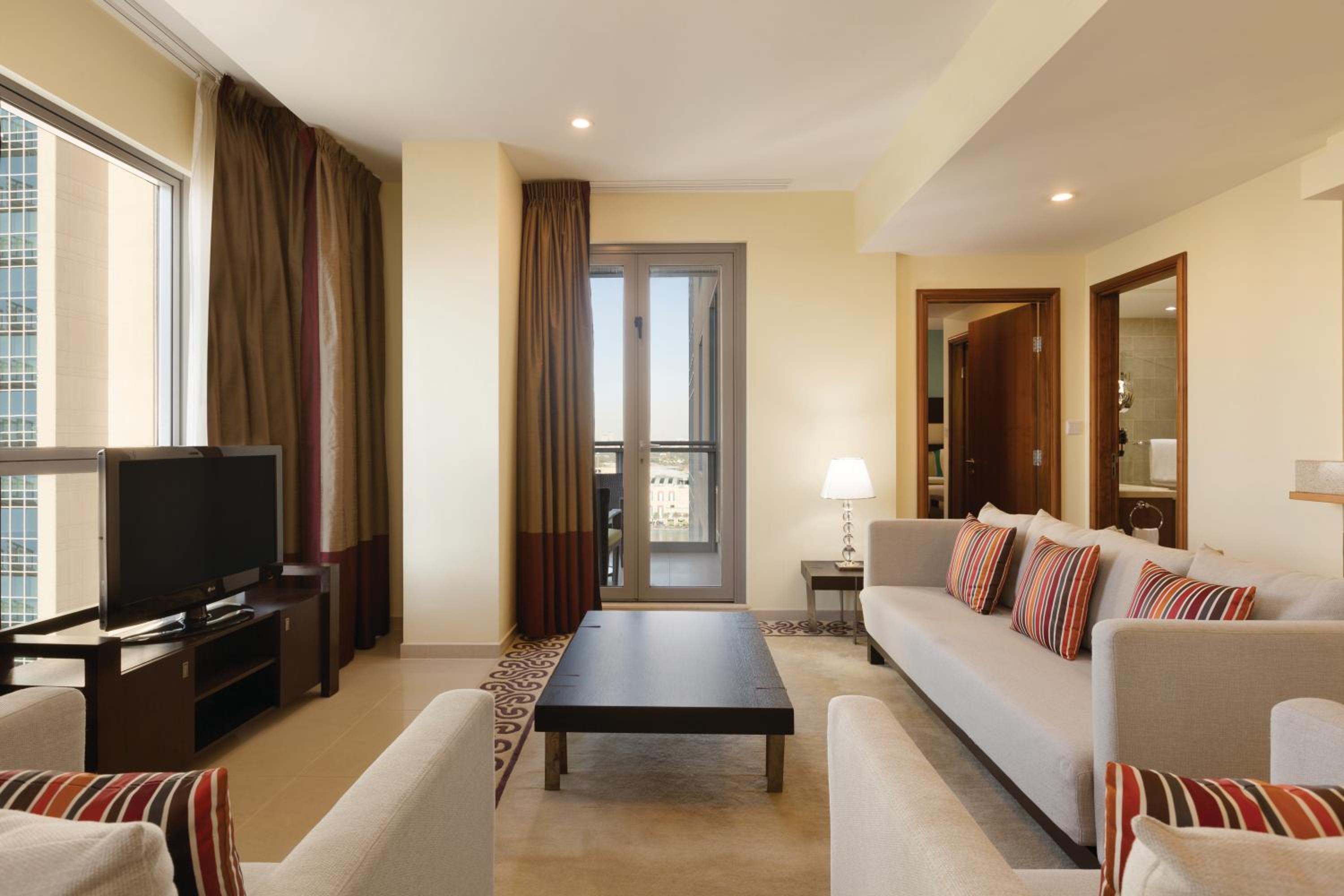 1 Bedroom, Balcony King, Fountain View, Smoking - Photo 2
