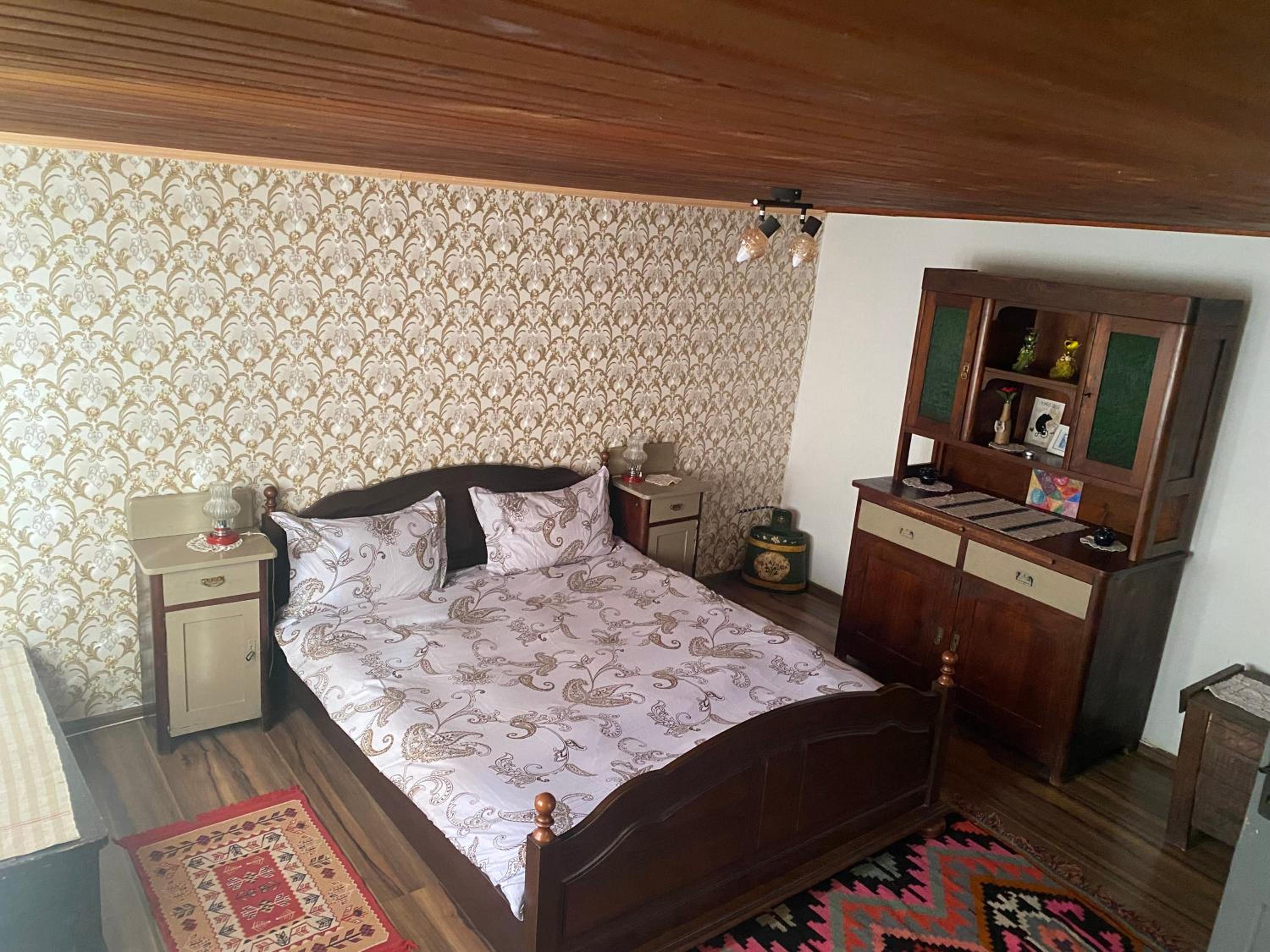 Five-Bedroom House photo 2