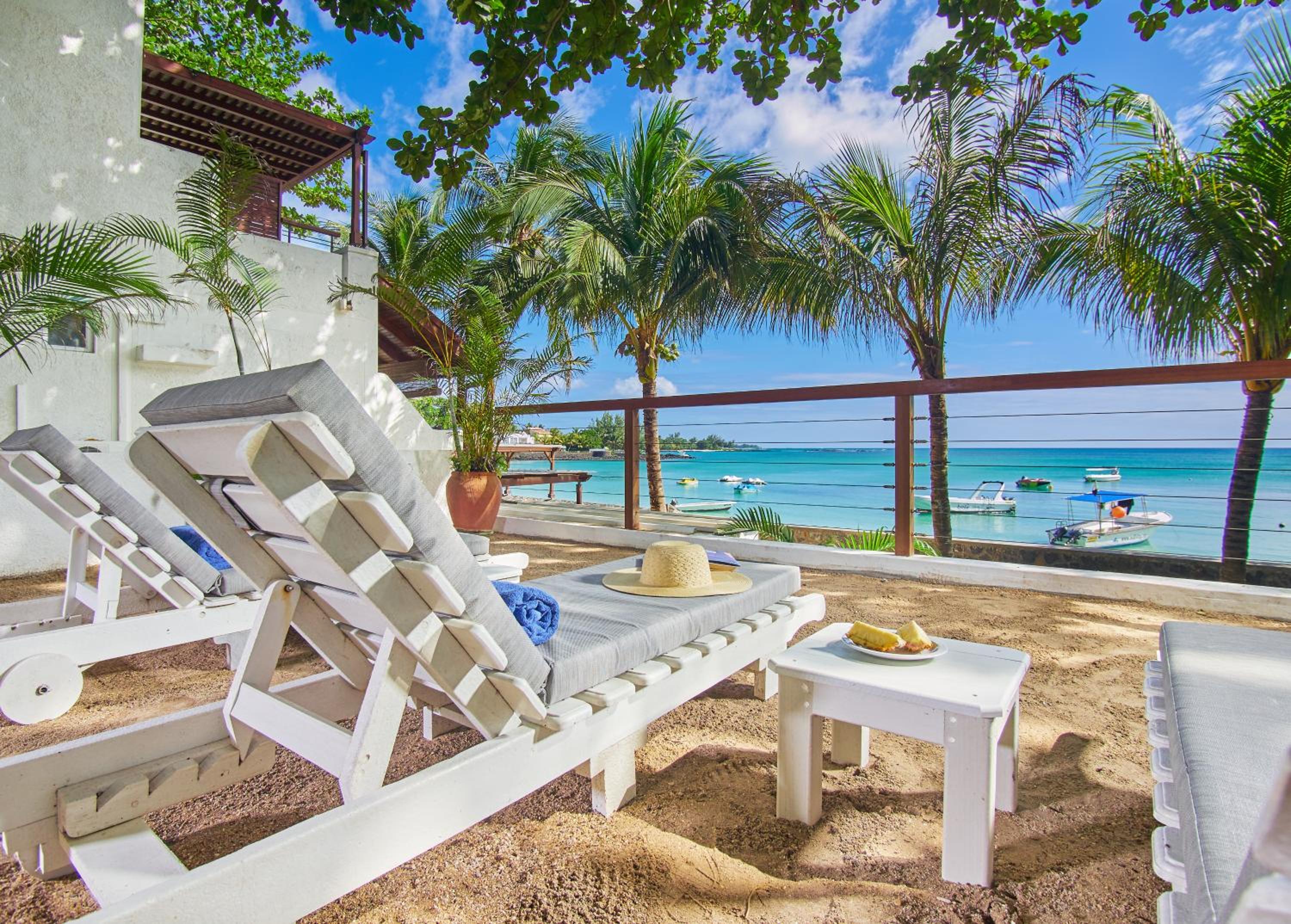 Three-Bedroom Beachfront Villa with Sea View photo 2