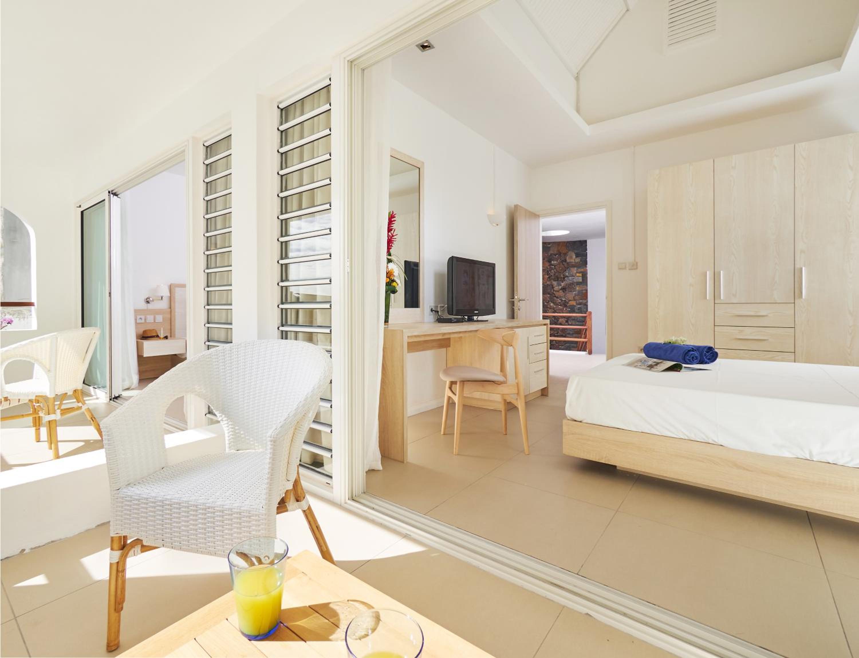 Four-Bedroom Beach front Villa with Sea View photo 2