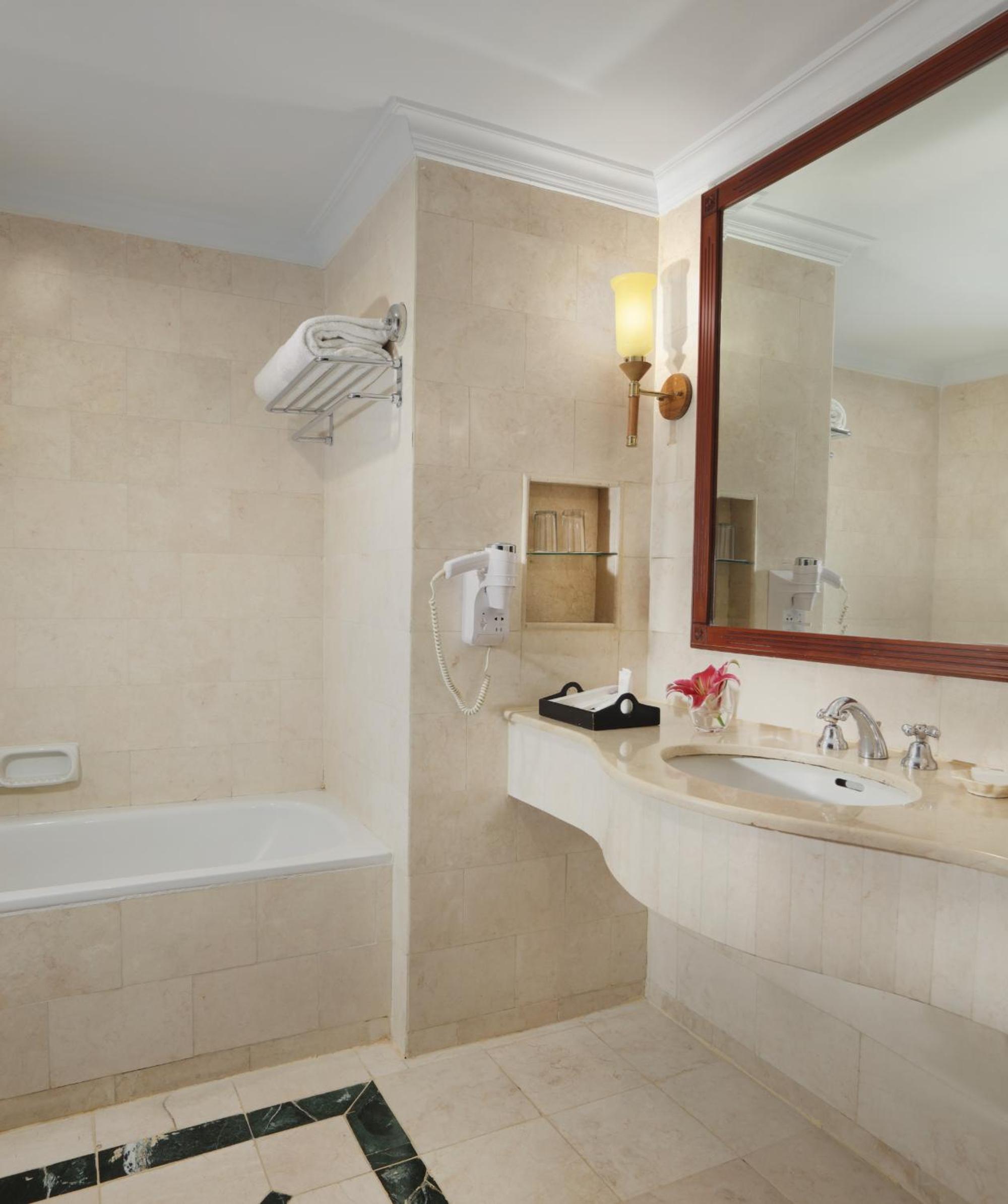 Deluxe Room Twin Beds - Photo 5