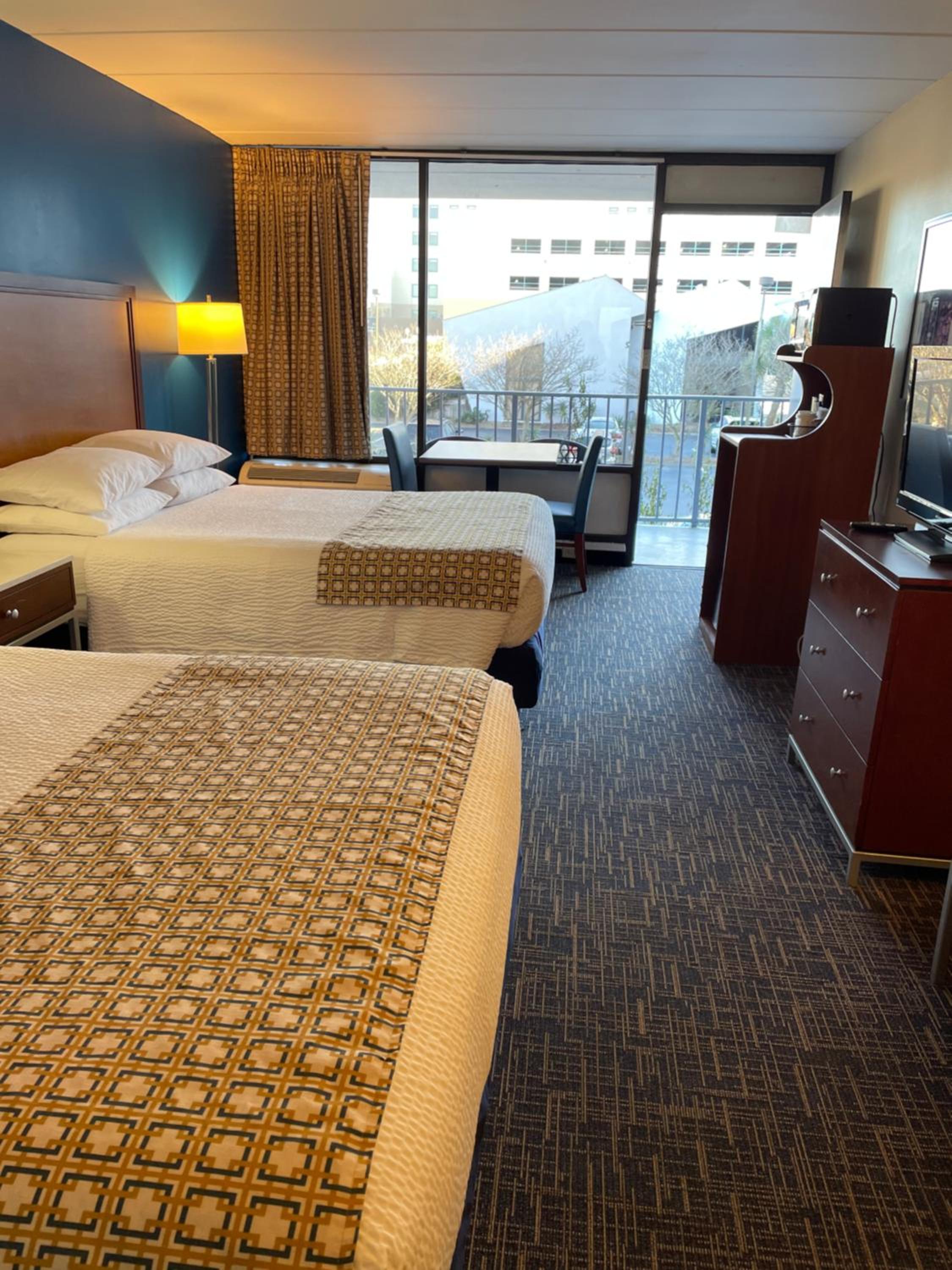 Queen Room with Two Queen Beds - Non-Smoking photo 3